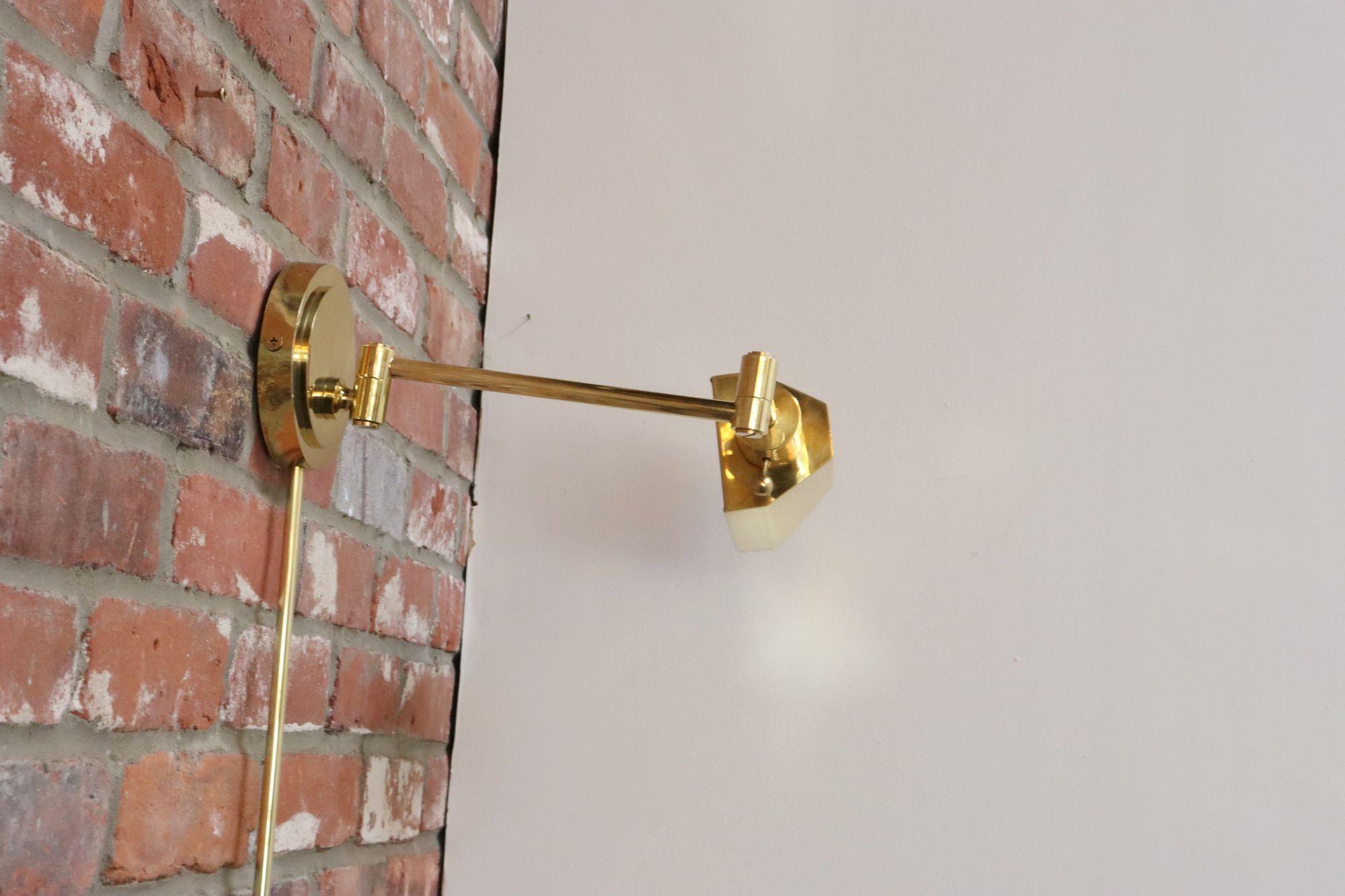 Lampada da parete a braccio oscillante in ottone lucido vintage con paralume girevole di Chapman in vendita 2