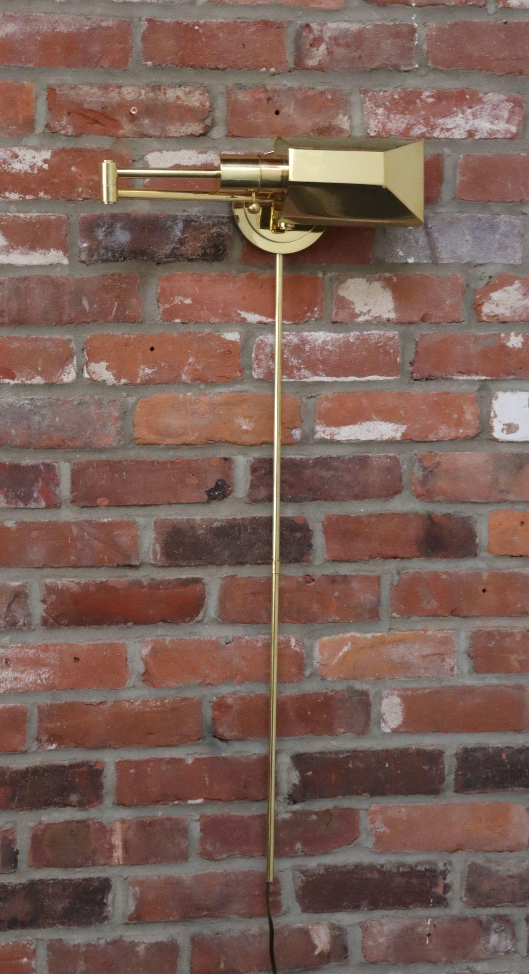 Lampada da parete a braccio oscillante in ottone lucido vintage con paralume girevole di Chapman in vendita 5