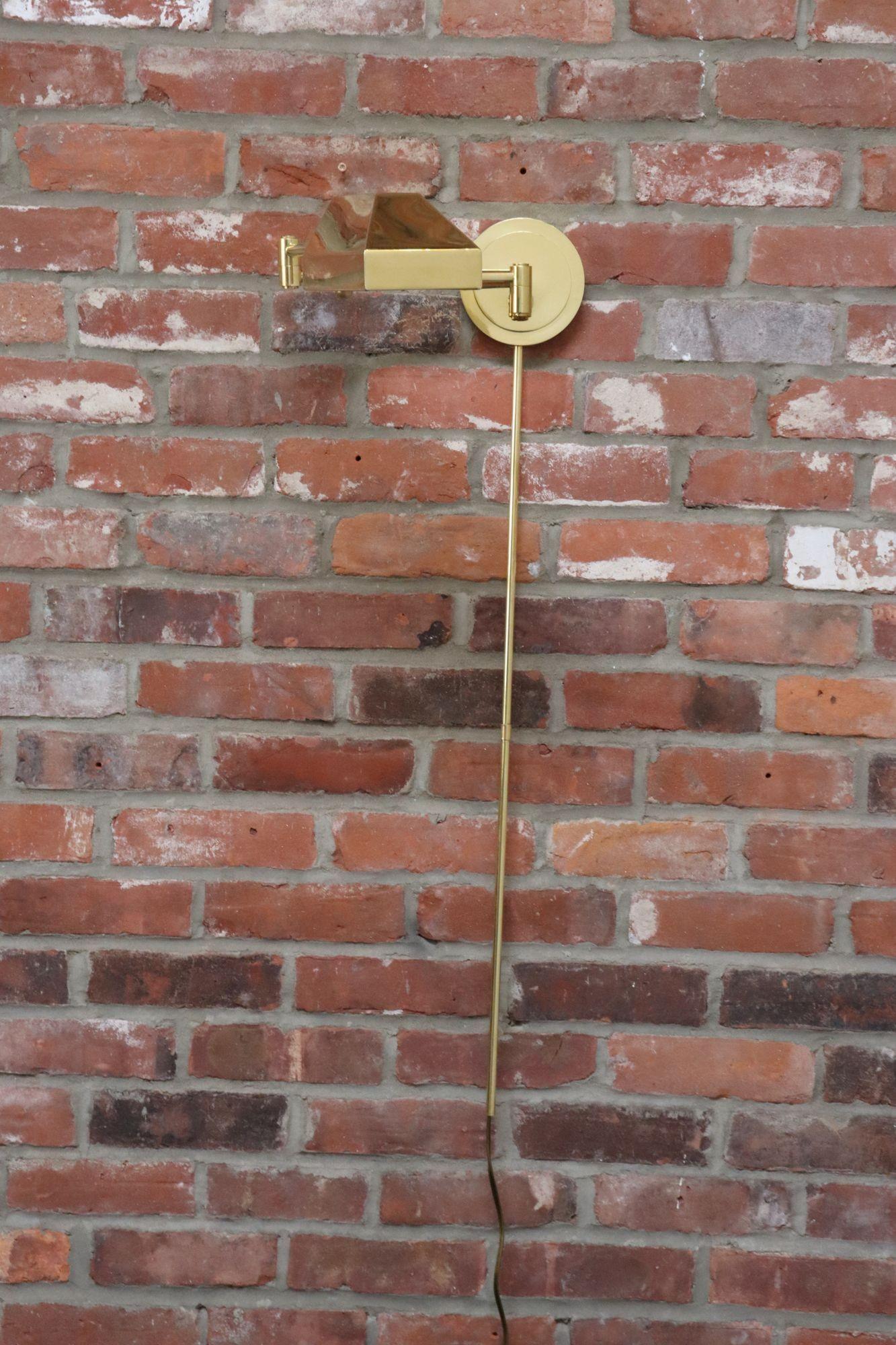 Lampada da parete a braccio oscillante in ottone lucido vintage con paralume girevole di Chapman in vendita 6