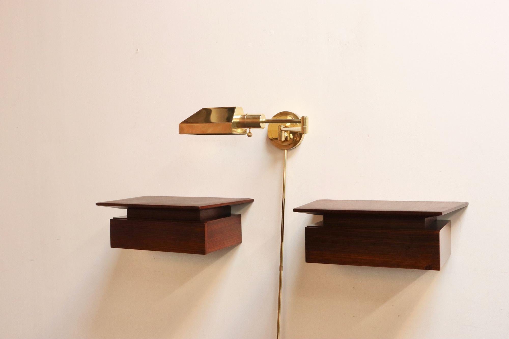 Lampada da parete a braccio oscillante in ottone lucido vintage con paralume girevole di Chapman in vendita 7