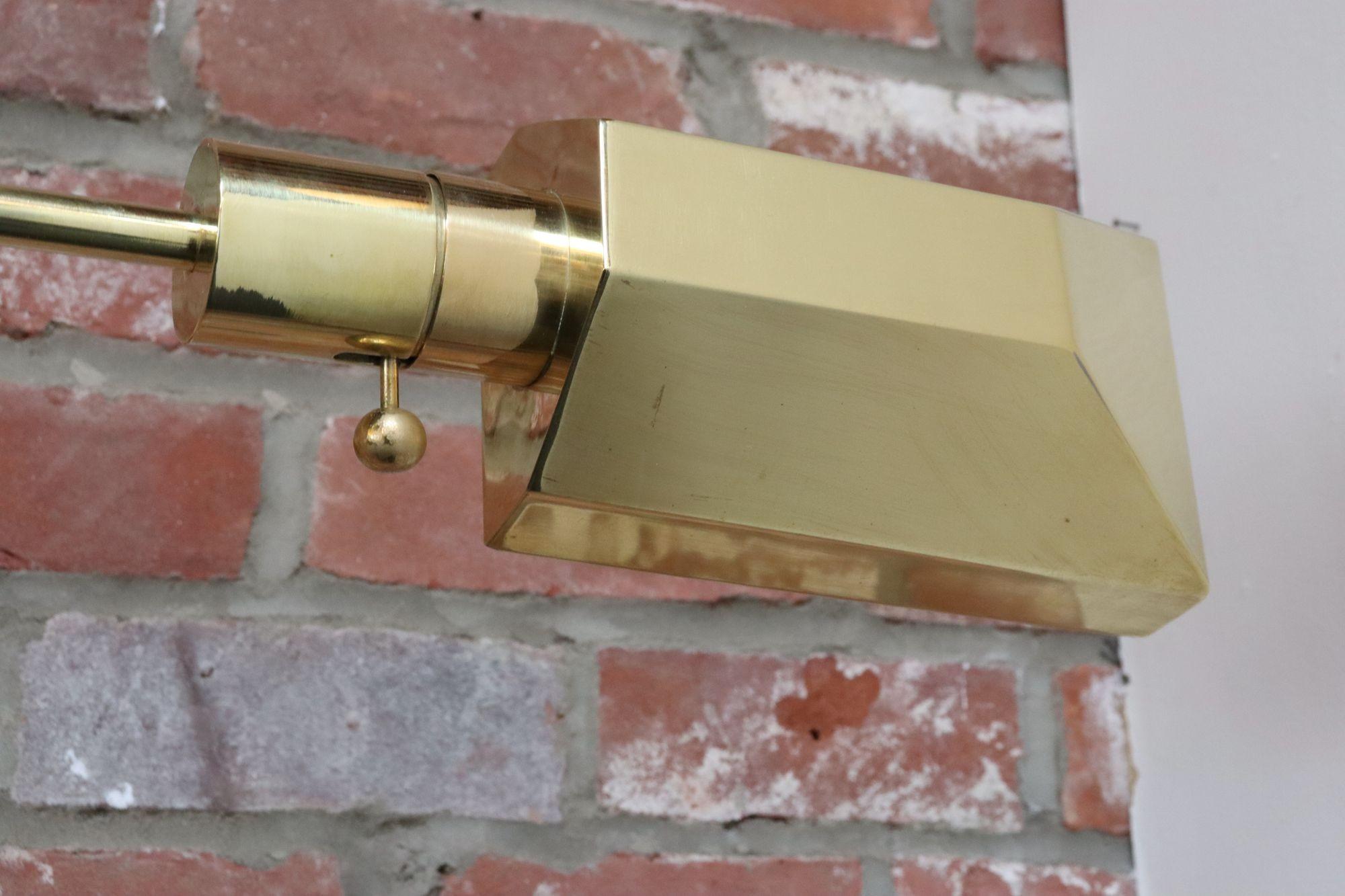 Lampada da parete a braccio oscillante in ottone lucido vintage con paralume girevole di Chapman in vendita 8