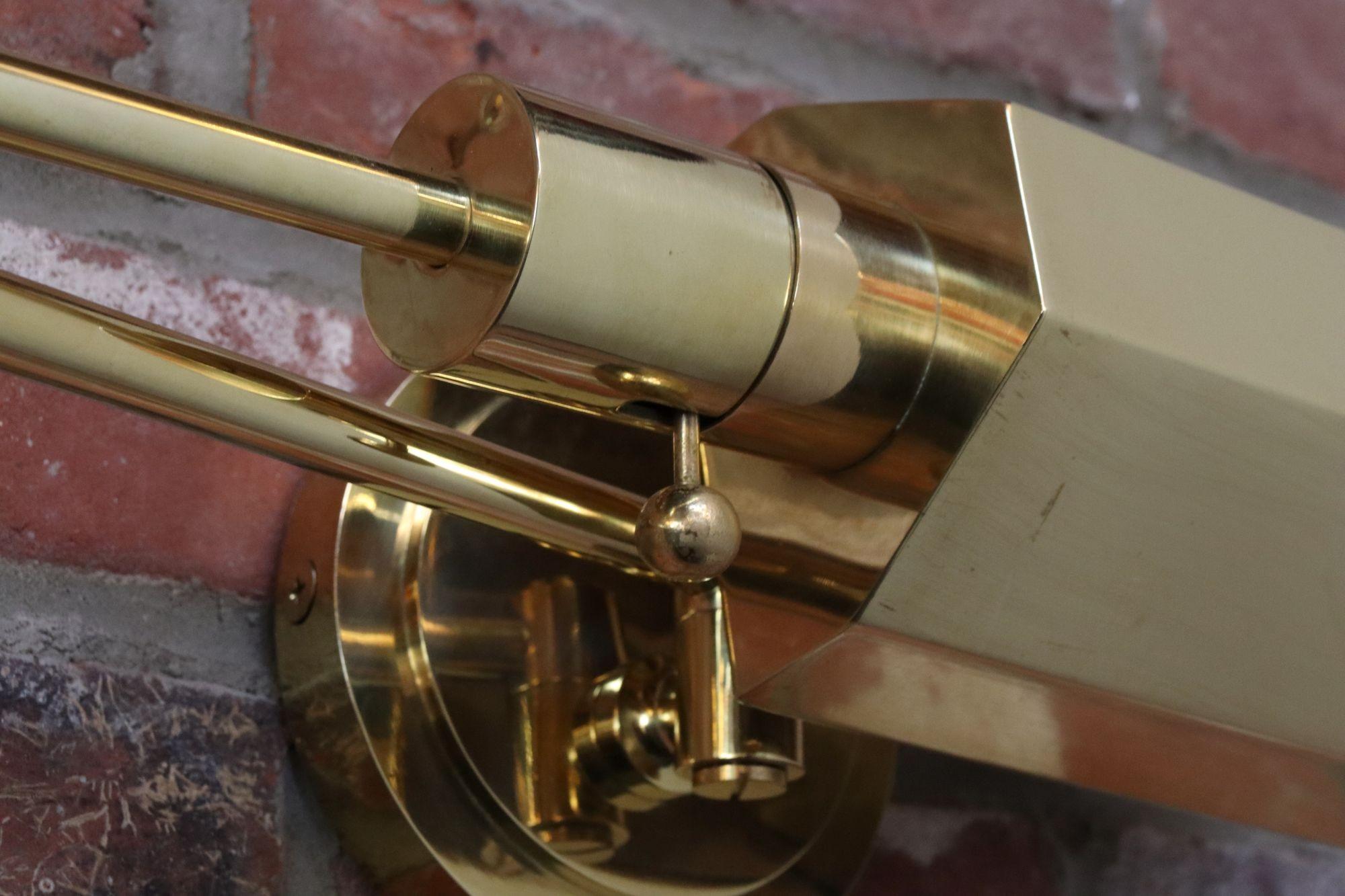 Lampada da parete a braccio oscillante in ottone lucido vintage con paralume girevole di Chapman in vendita 9