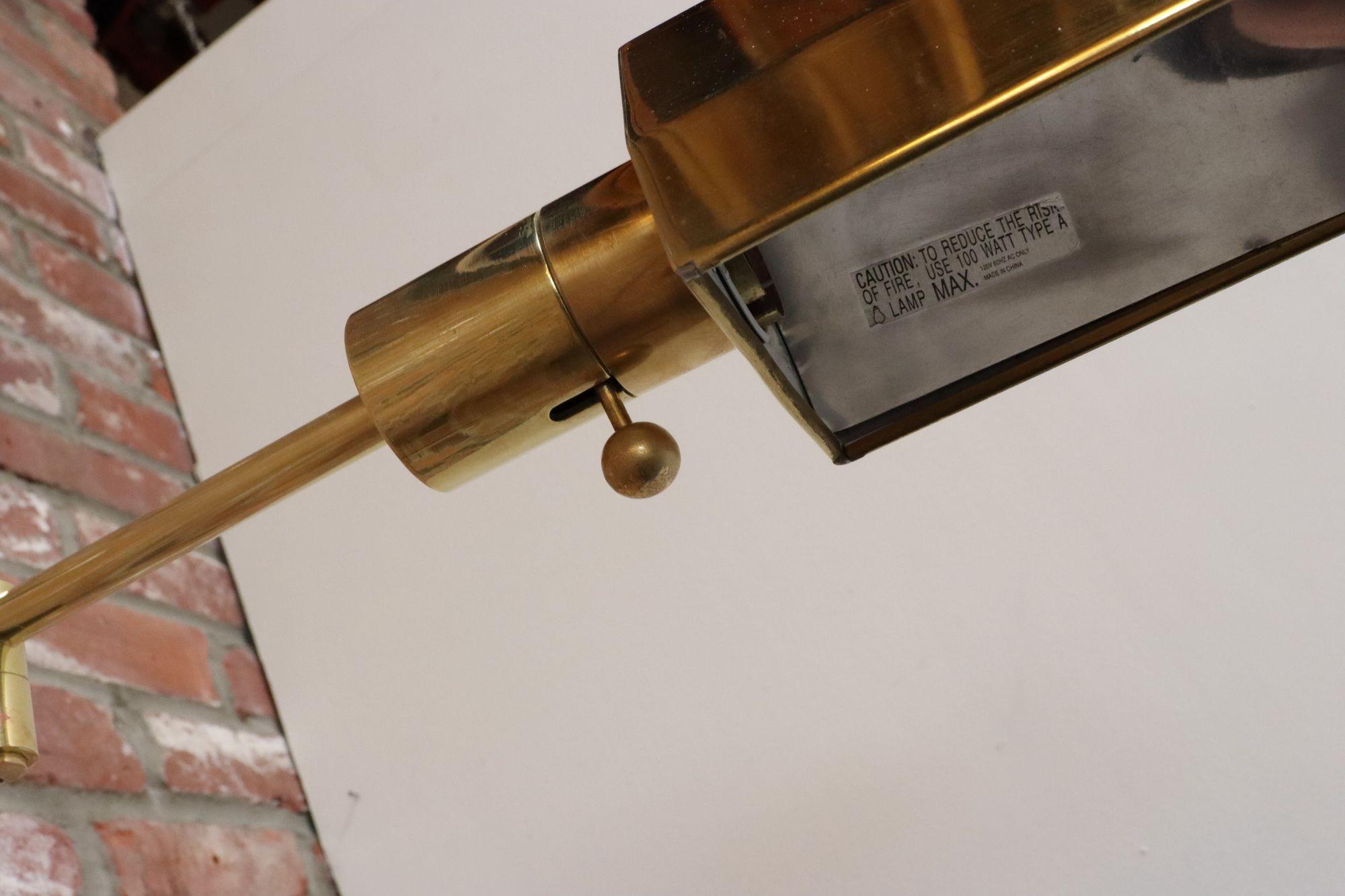 Lampada da parete a braccio oscillante in ottone lucido vintage con paralume girevole di Chapman in vendita 10