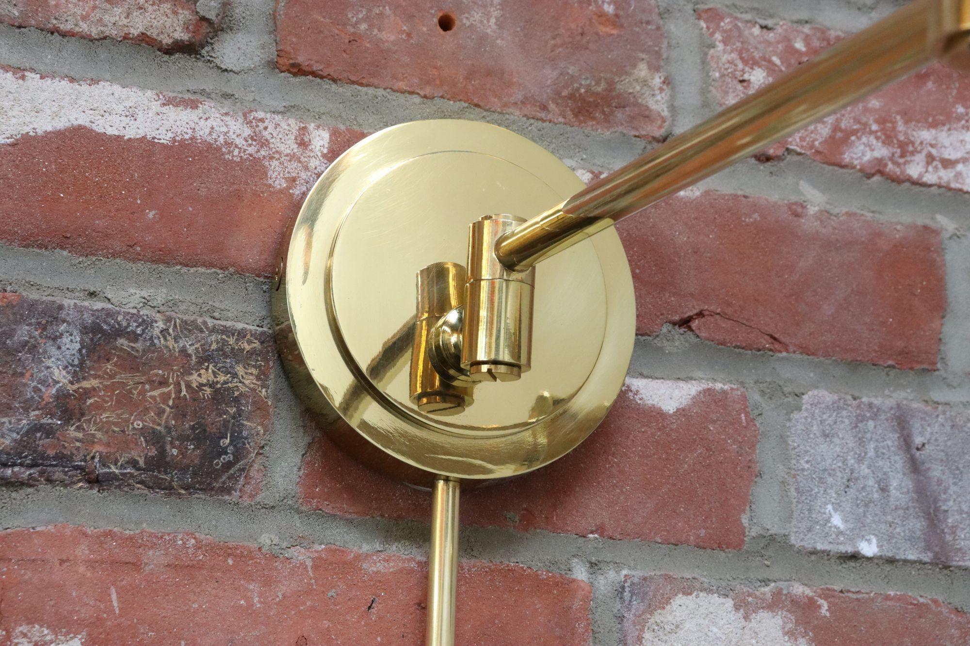 Lampada da parete a braccio oscillante in ottone lucido vintage con paralume girevole di Chapman in vendita 11