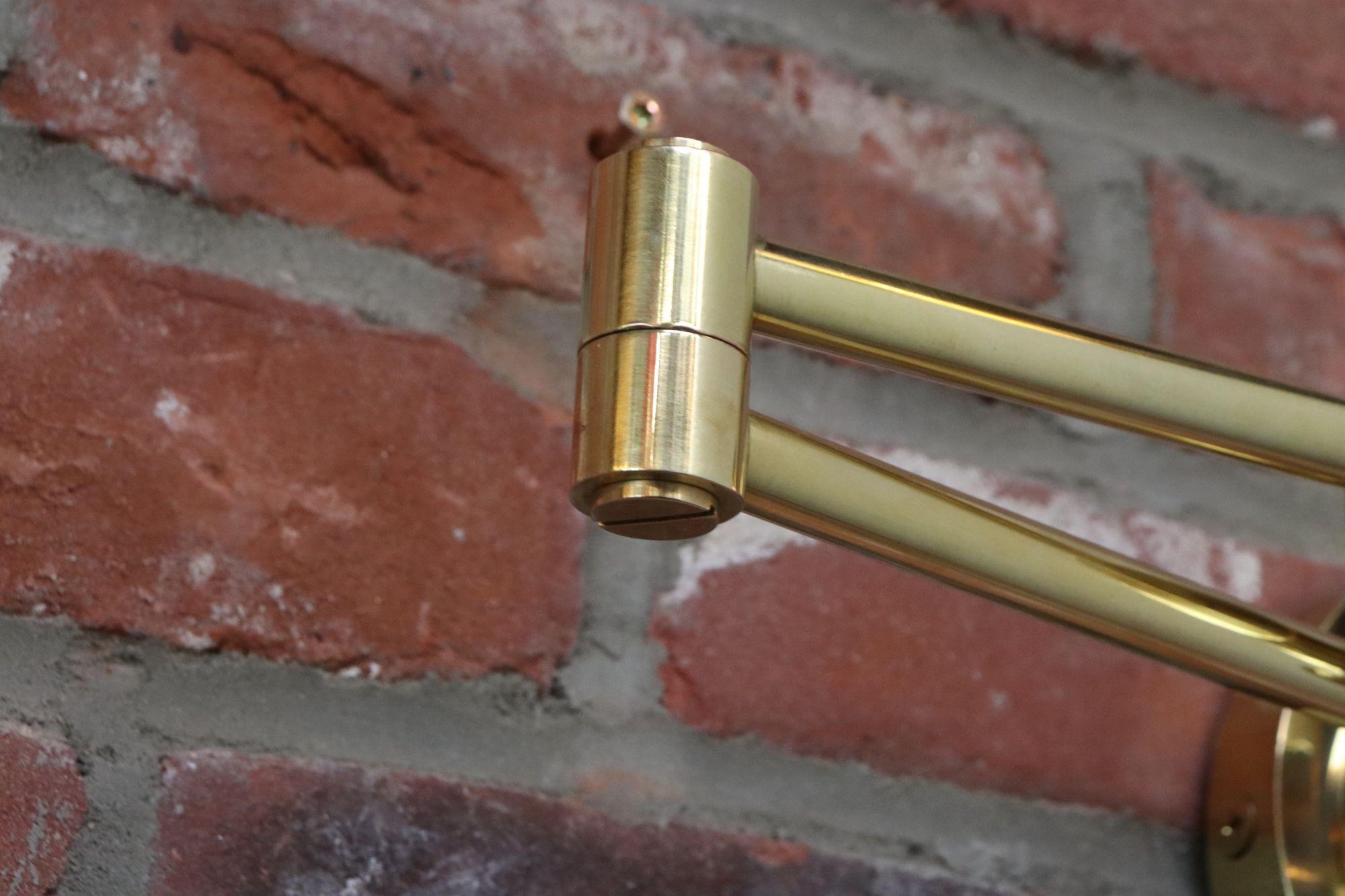 Lampada da parete a braccio oscillante in ottone lucido vintage con paralume girevole di Chapman in vendita 12