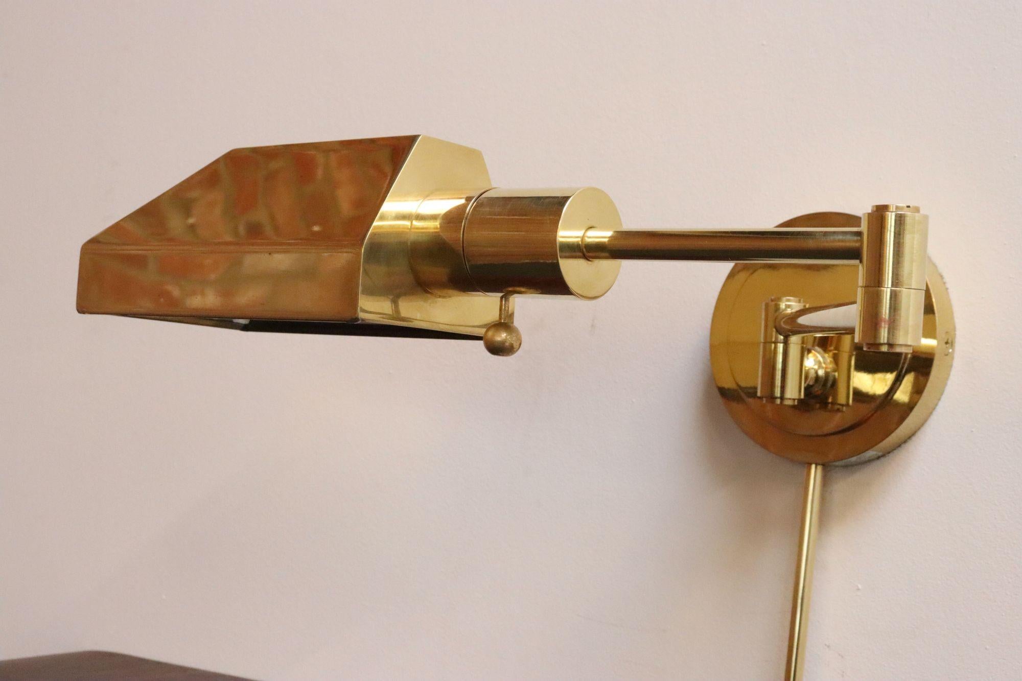 Mid-Century moderno Lampada da parete a braccio oscillante in ottone lucido vintage con paralume girevole di Chapman in vendita
