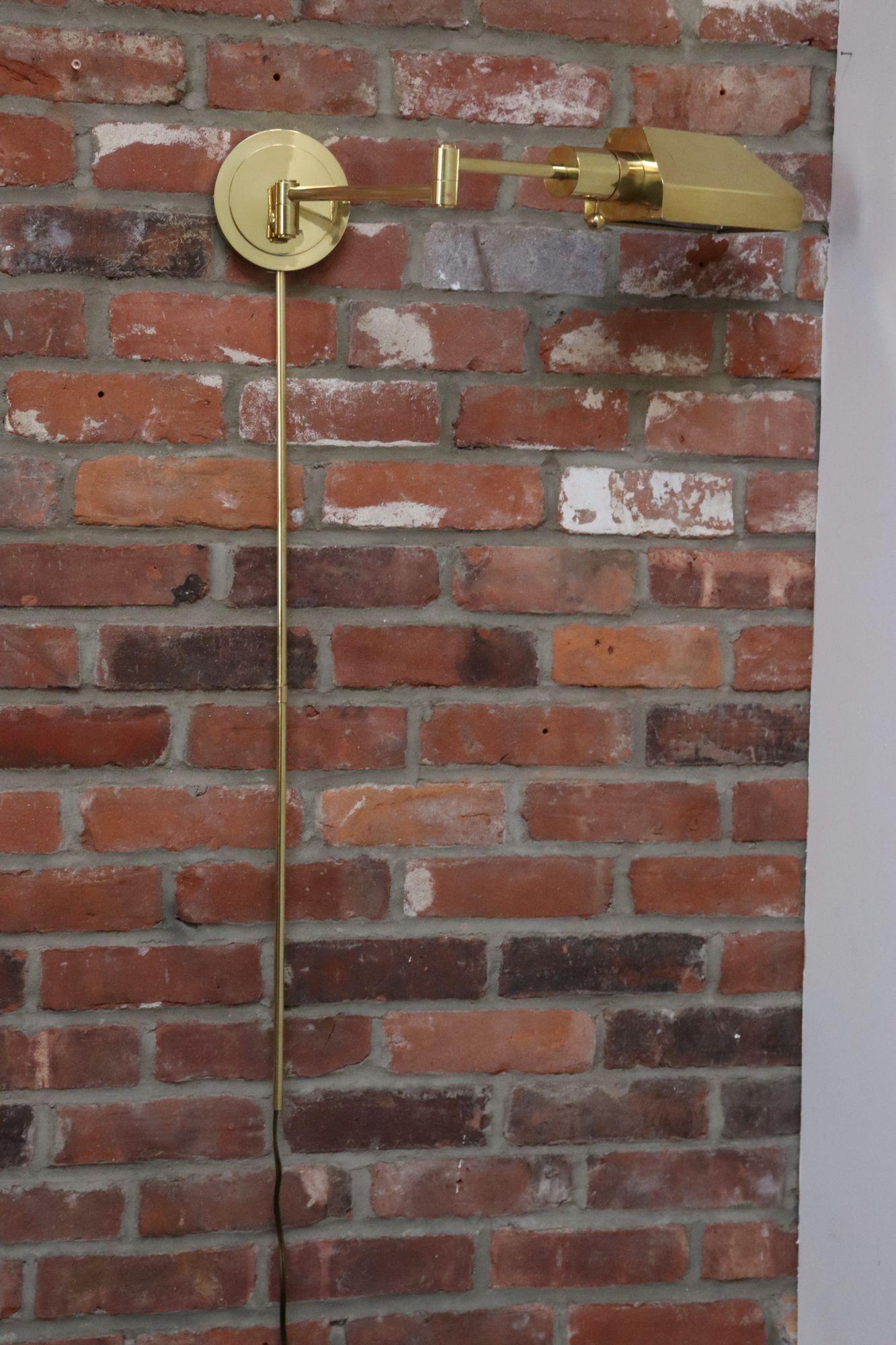 Americano Lampada da parete a braccio oscillante in ottone lucido vintage con paralume girevole di Chapman in vendita