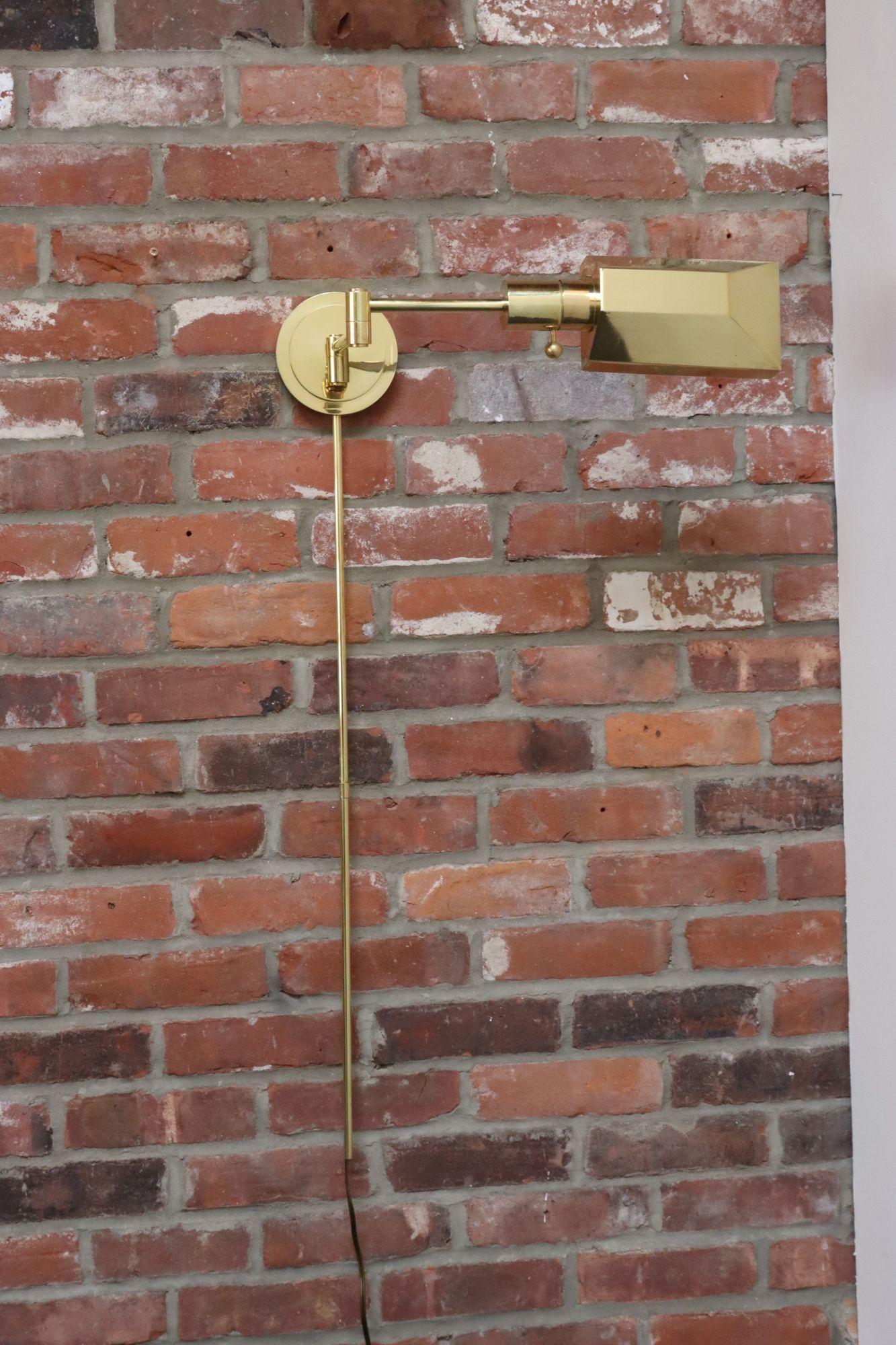 Lucidato Lampada da parete a braccio oscillante in ottone lucido vintage con paralume girevole di Chapman in vendita