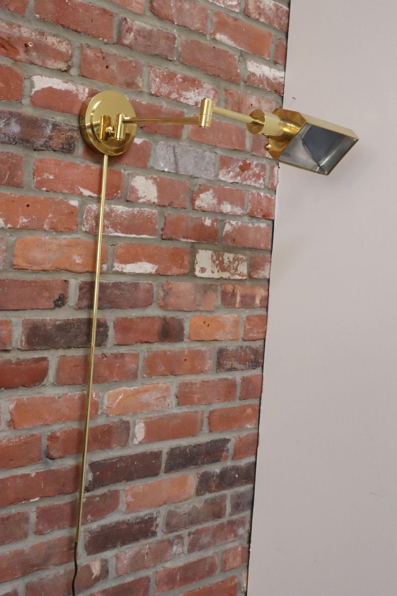 Lampada da parete a braccio oscillante in ottone lucido vintage con paralume girevole di Chapman In condizioni buone in vendita a Brooklyn, NY