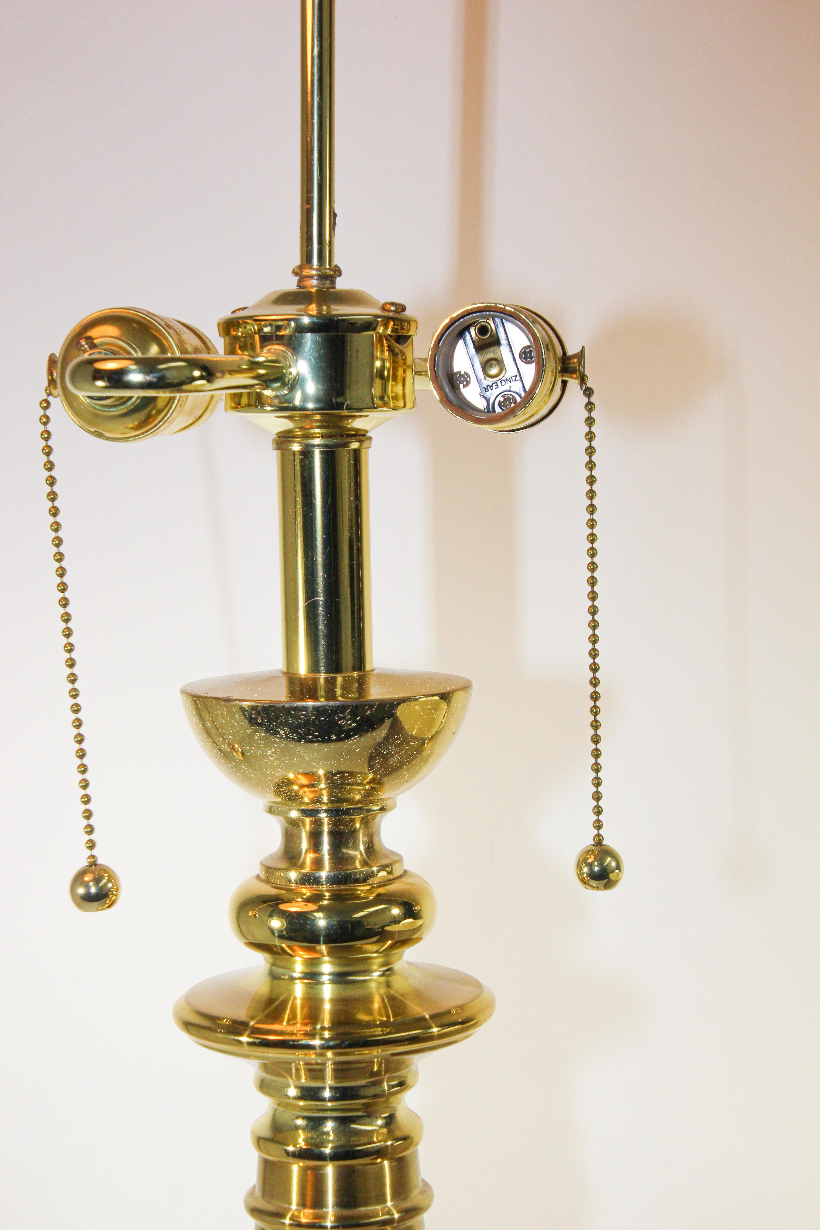 Lampe de bureau vintage à colonne tournée en laiton poli en vente 2