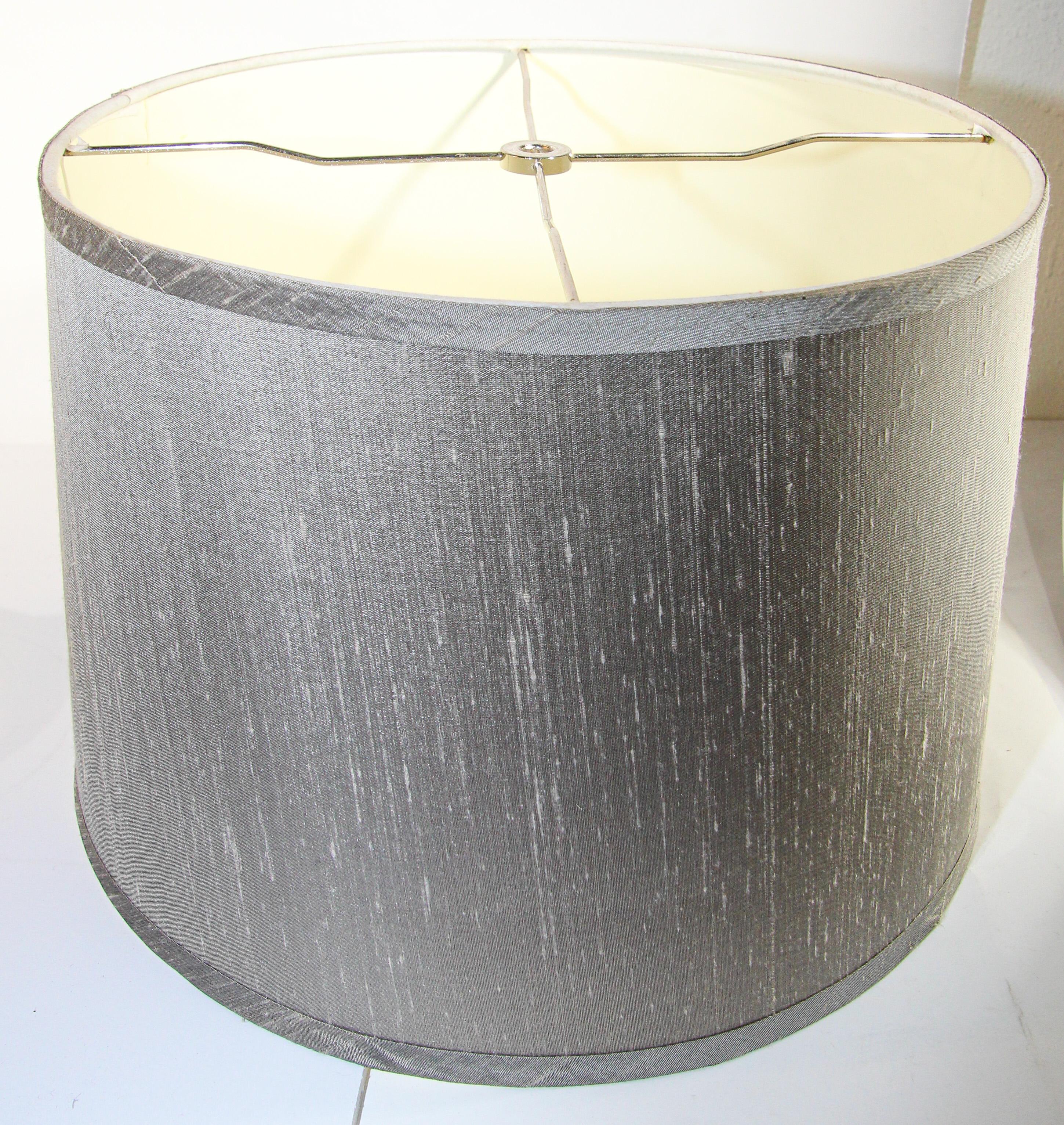 Tischlampe aus poliertem Messing mit gedrechselten Säulen im Angebot 6