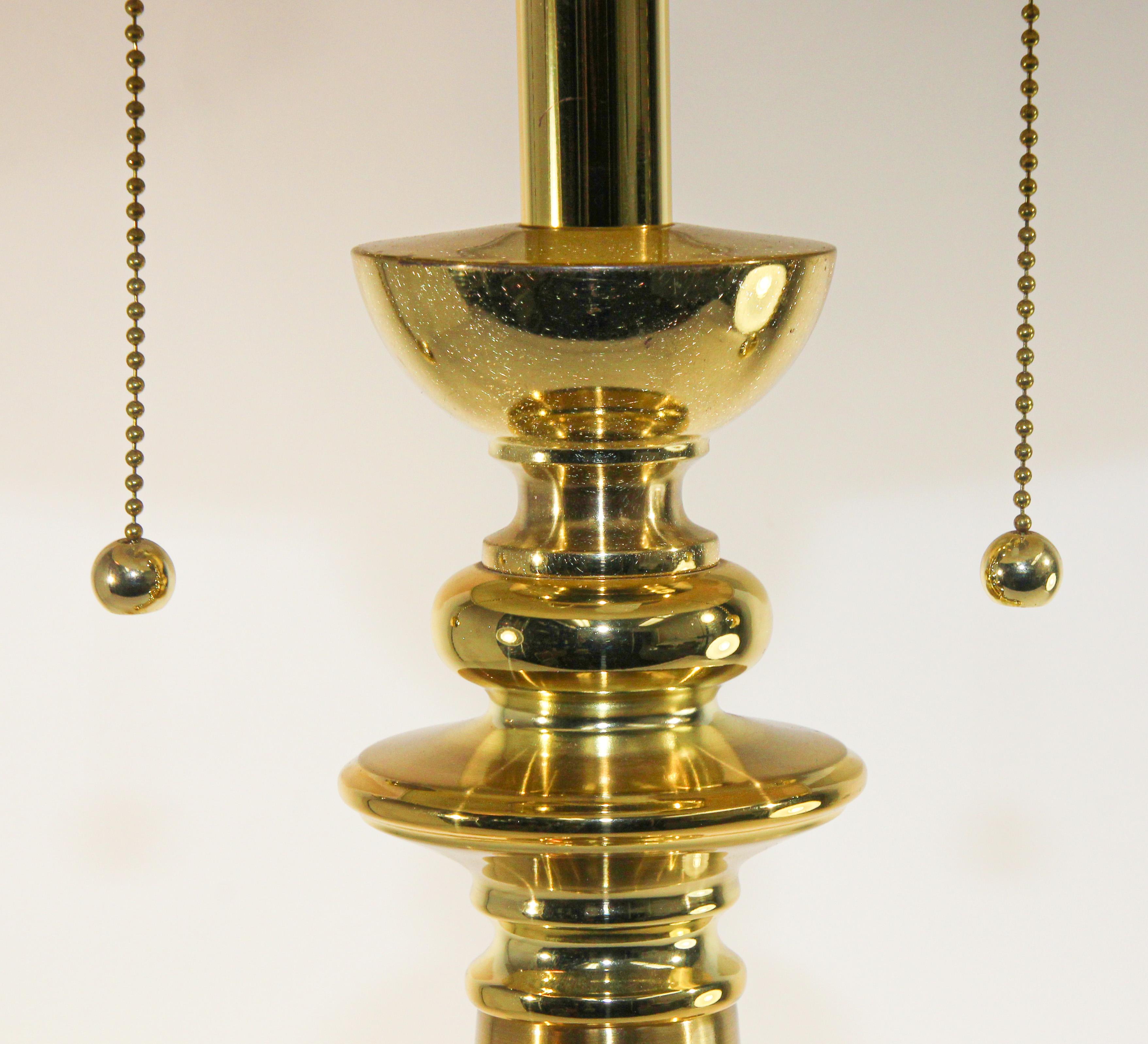Tischlampe aus poliertem Messing mit gedrechselten Säulen (20. Jahrhundert) im Angebot