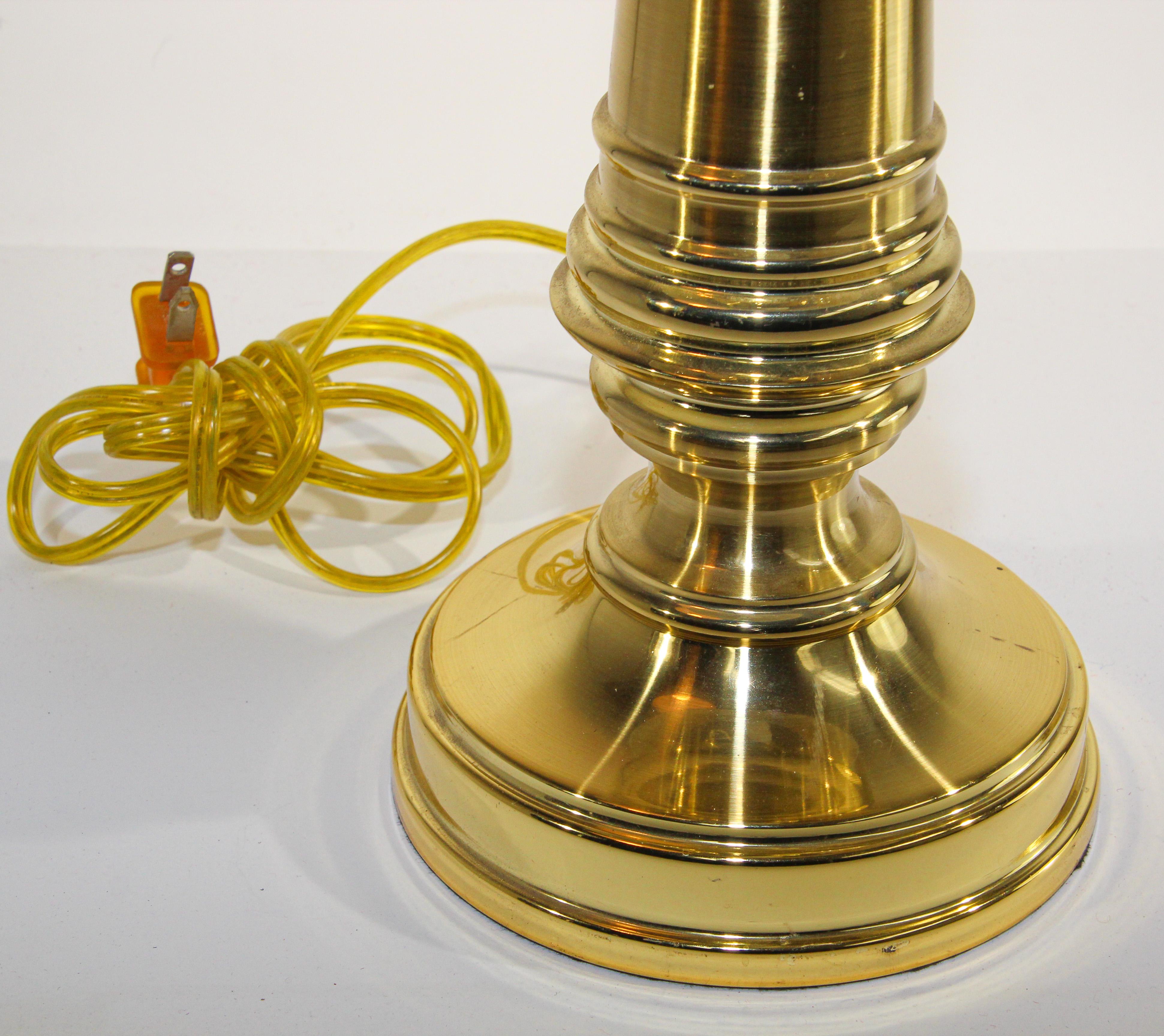 Vintage Polished Brass Turned Column Table Lamp In Good Condition For Sale In North Hollywood, CA