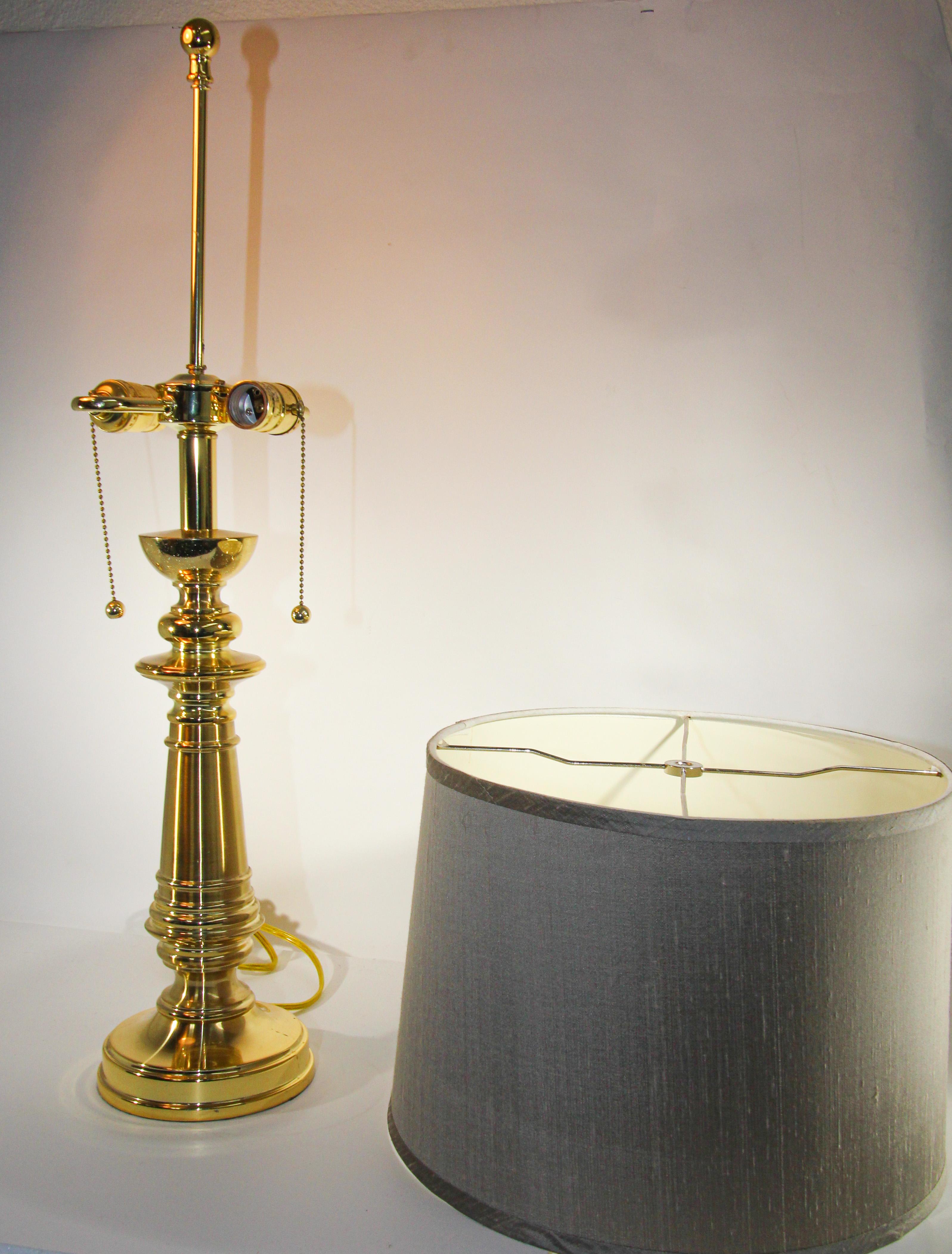 Tischlampe aus poliertem Messing mit gedrechselten Säulen im Angebot 2