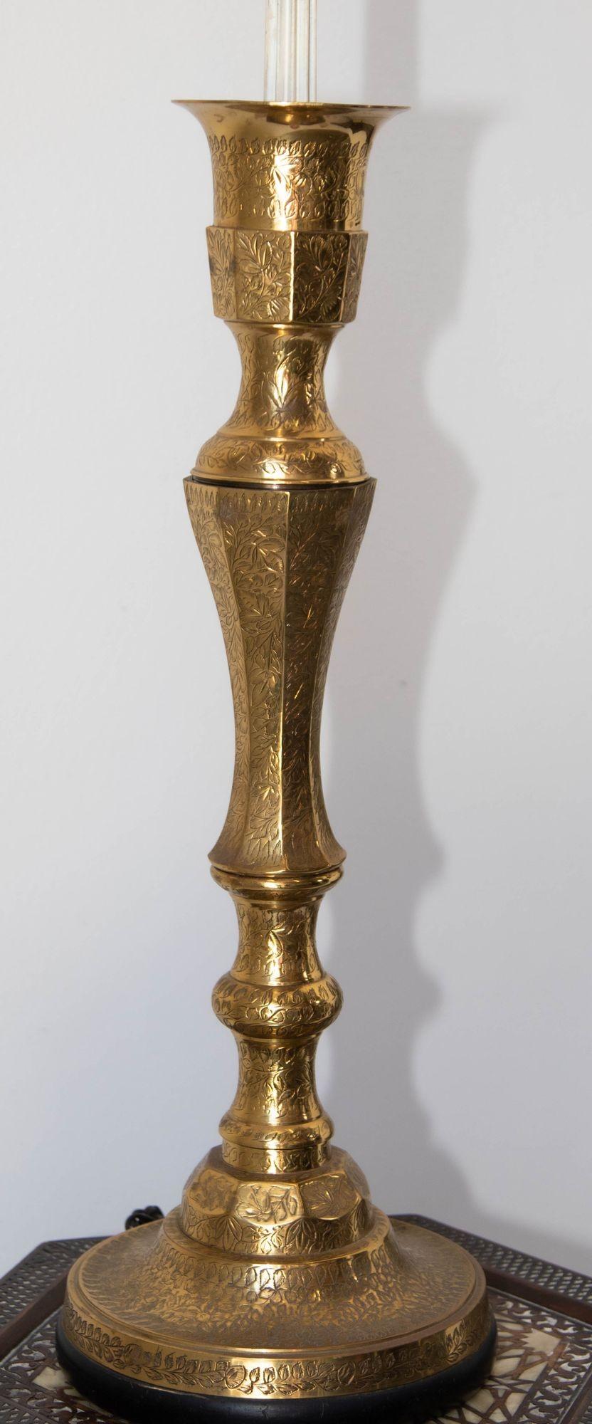 Lámpara de sobremesa vintage de latón grabado pulido India 1950 en venta 6