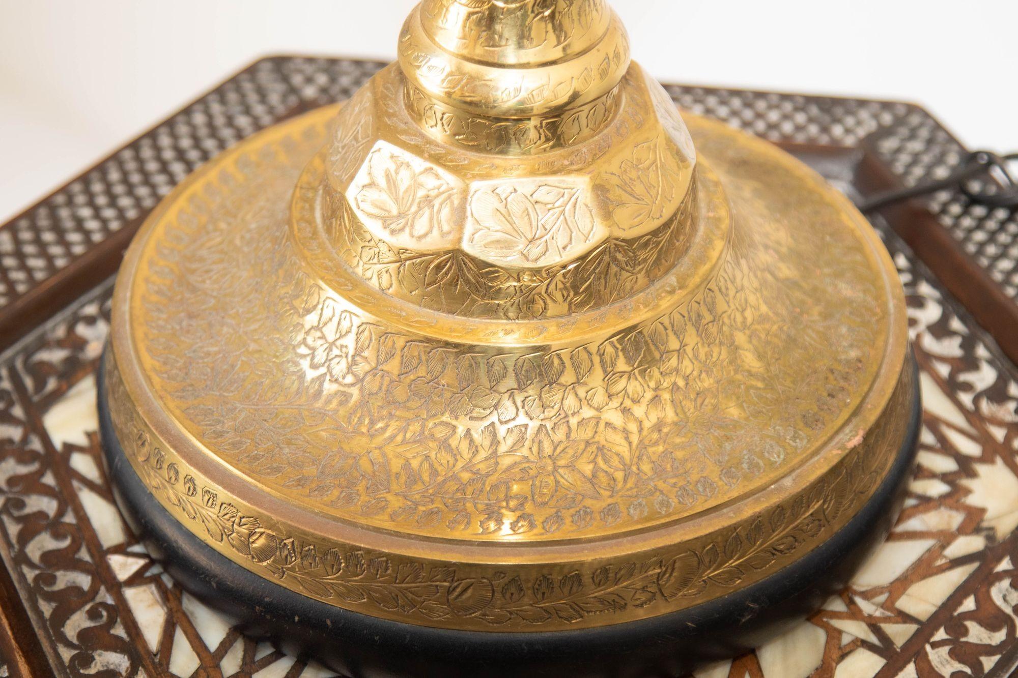 Lámpara de sobremesa vintage de latón grabado pulido India 1950 en venta 11