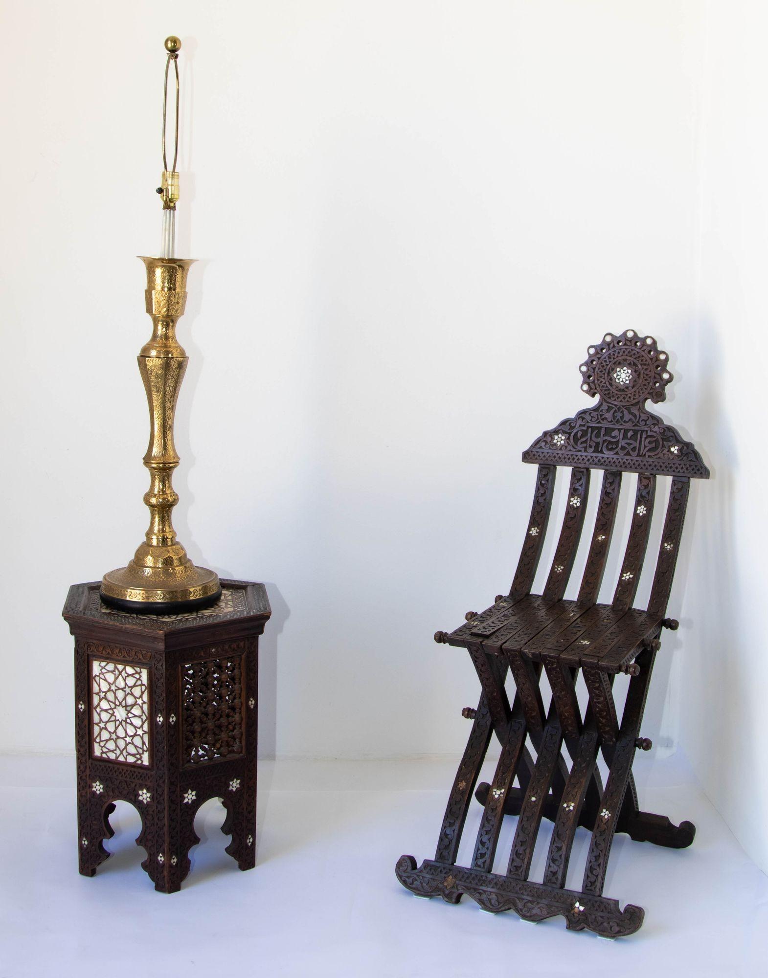 Gran candelabro vintage de latón macizo convertido en lámpara.
Fabulosa lámpara de mesa de latón macizo hecha a mano a mediados del siglo XX, que originalmente era un candelabro y fue transformada.
Diseño grabado a mano con flores y follajes por