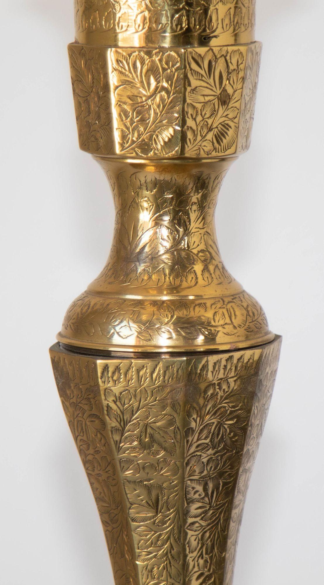 Lámpara de sobremesa vintage de latón grabado pulido India 1950 en Bueno estado para la venta en Moreno Valley, CA