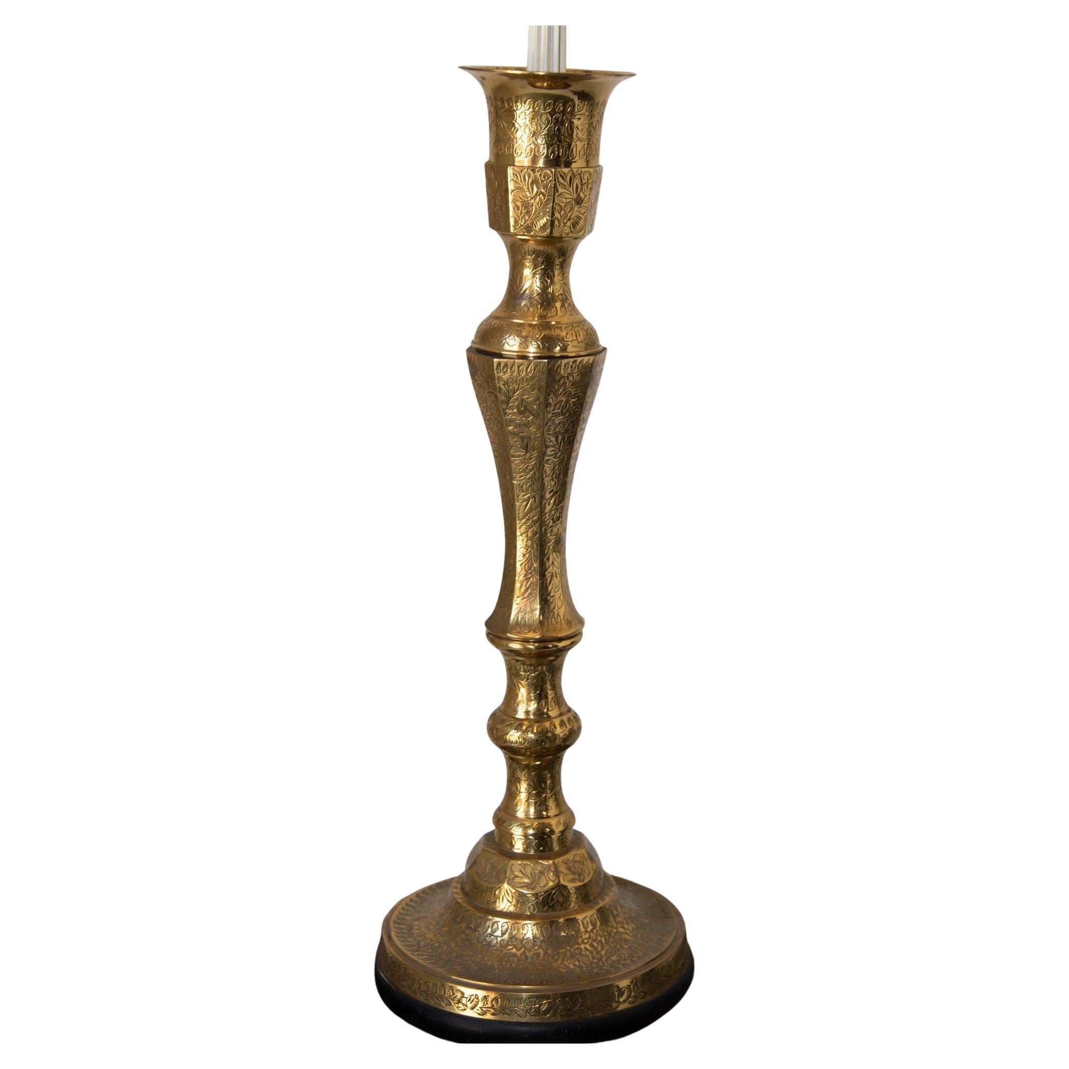 Lámpara de sobremesa vintage de latón grabado pulido India 1950 en venta