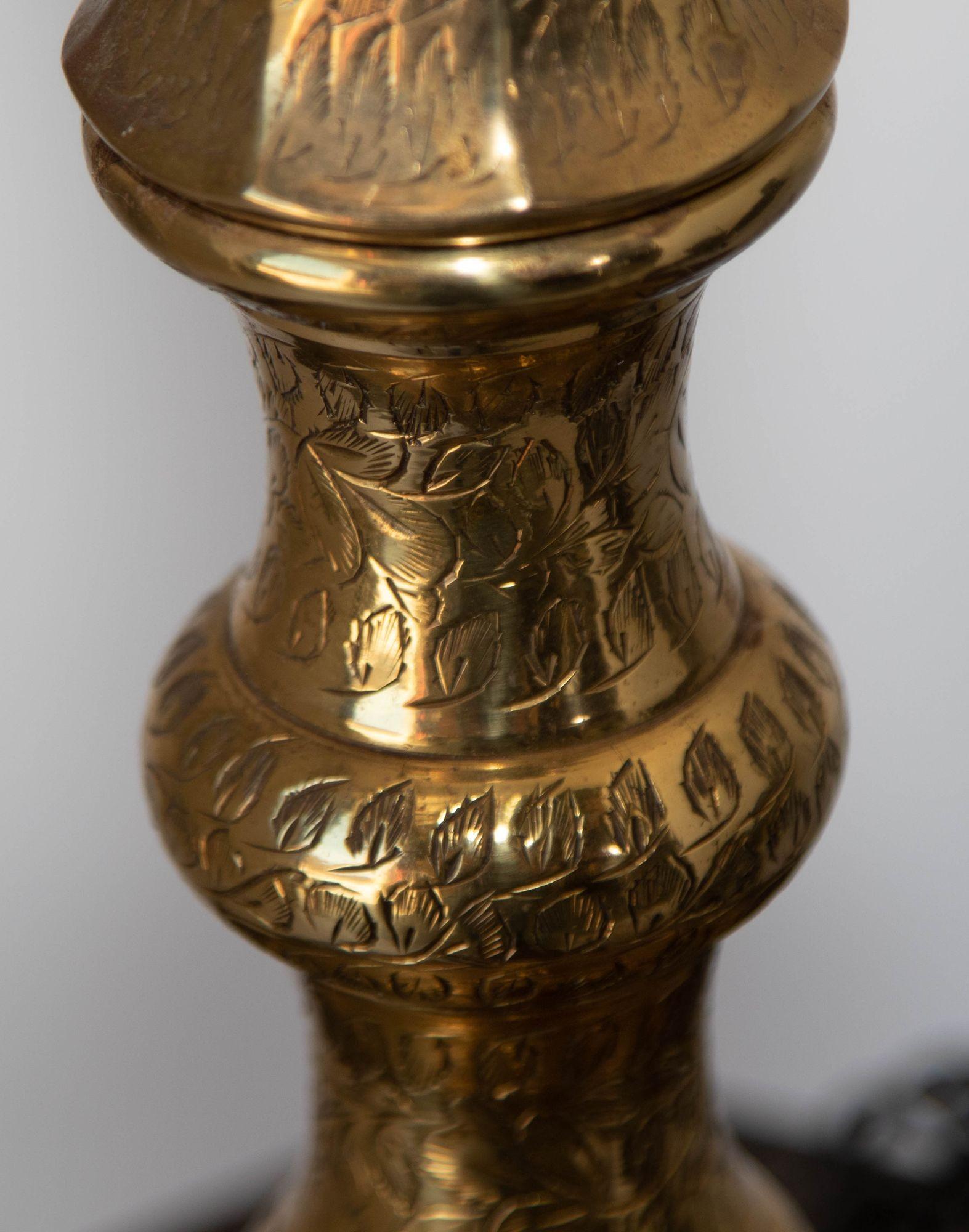 Kerzenständer-Tischlampe aus poliertem, geätztem massivem Messing, Indien im Angebot 3