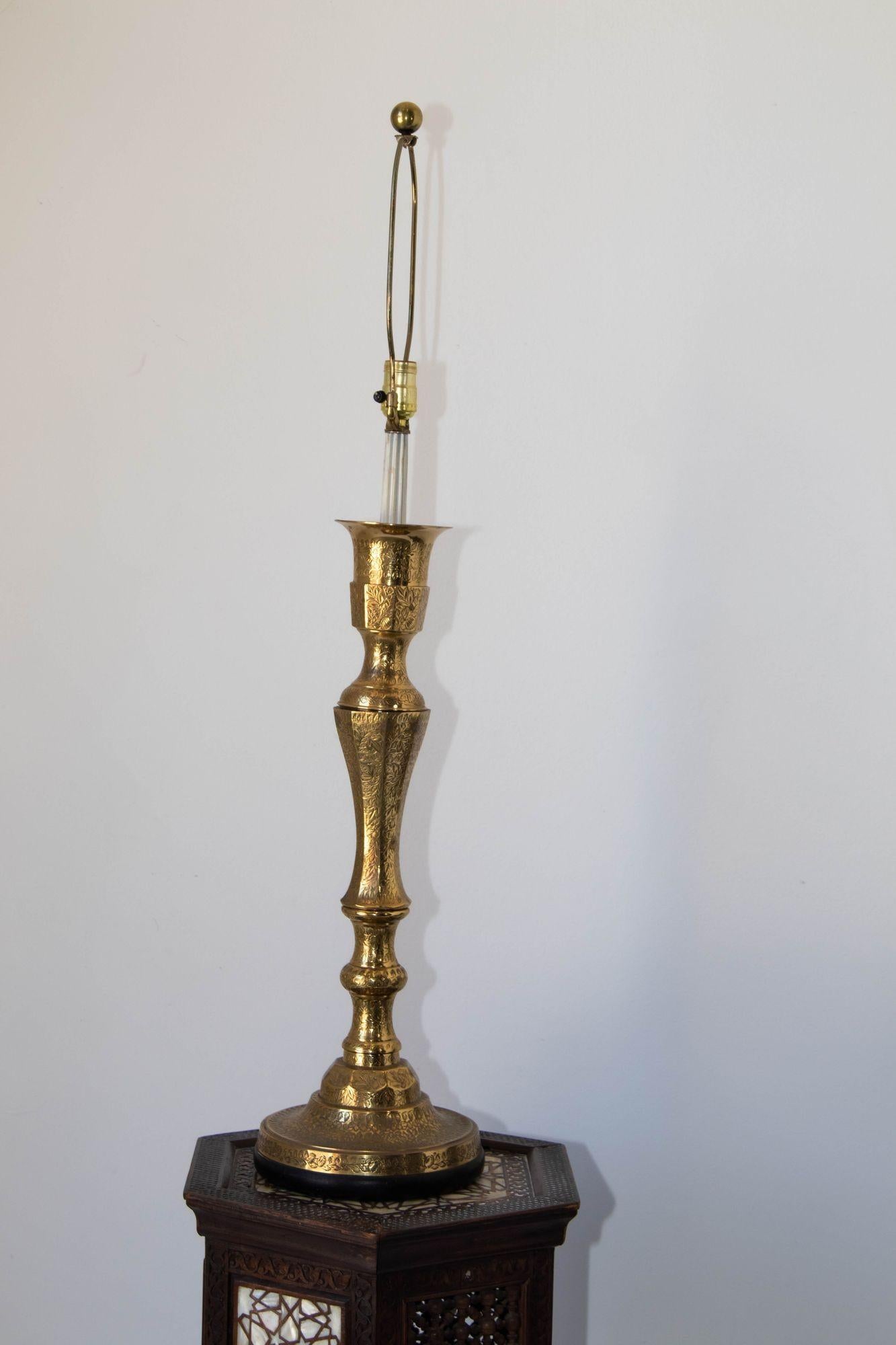 Lampe de bureau vintage avec bougeoir en laiton massif poli et gravé, Inde en vente 5