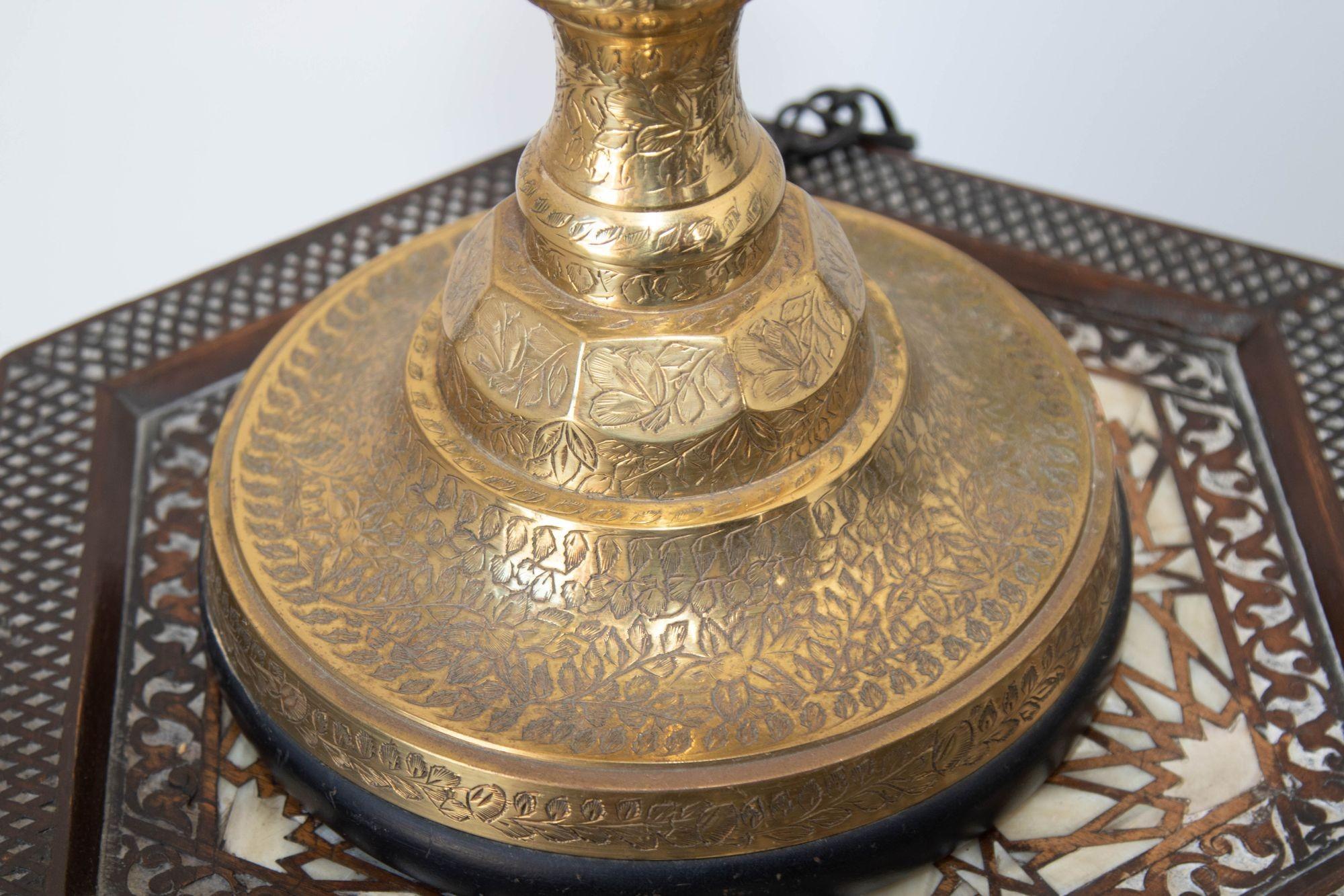 Lampe de bureau vintage avec bougeoir en laiton massif poli et gravé, Inde en vente 7