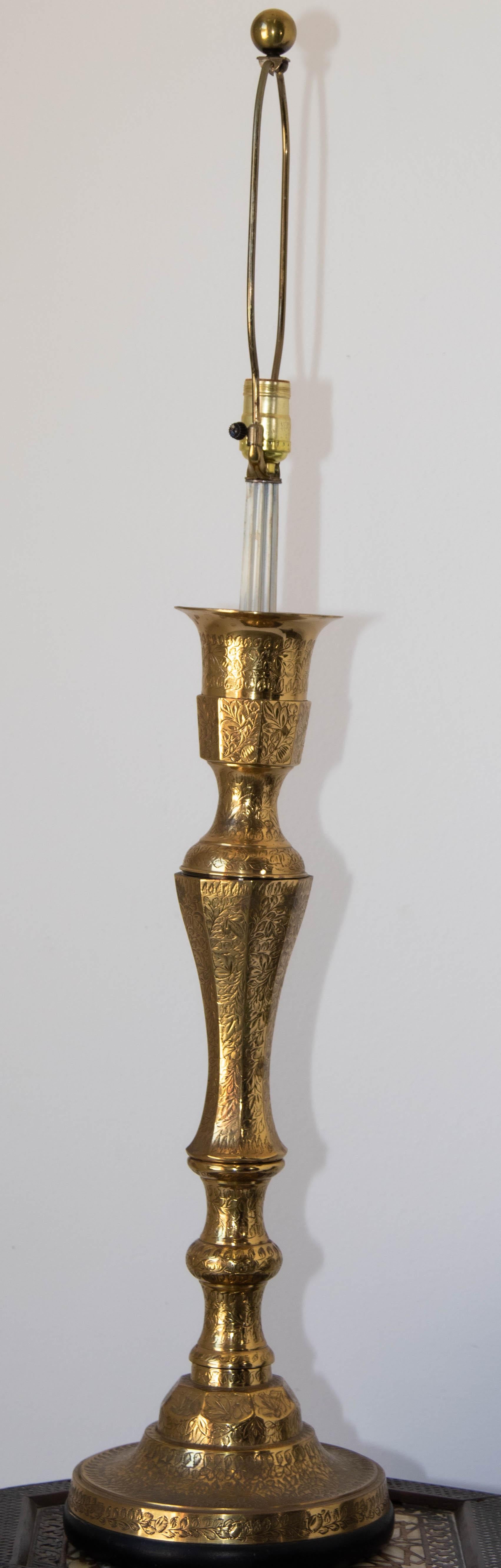 Kerzenständer-Tischlampe aus poliertem, geätztem massivem Messing, Indien (Anglo Raj) im Angebot