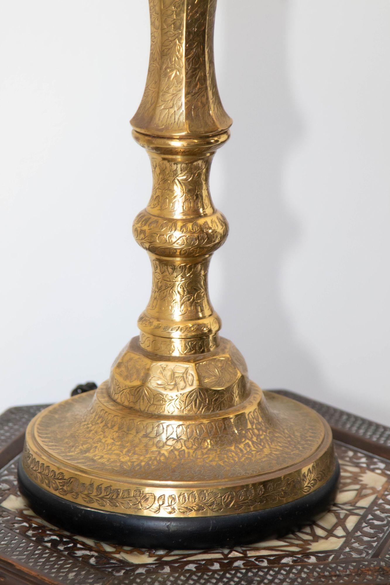 Laiton Lampe de bureau vintage avec bougeoir en laiton massif poli et gravé, Inde en vente