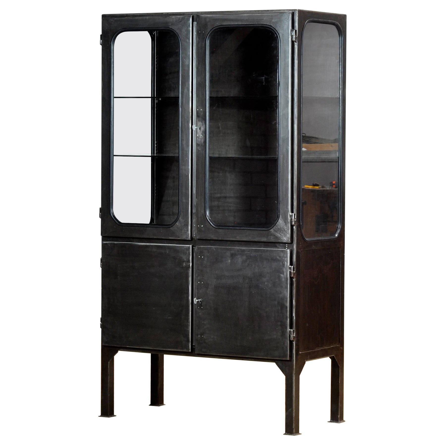 Armario médico vintage pulido, de los años 70 en venta