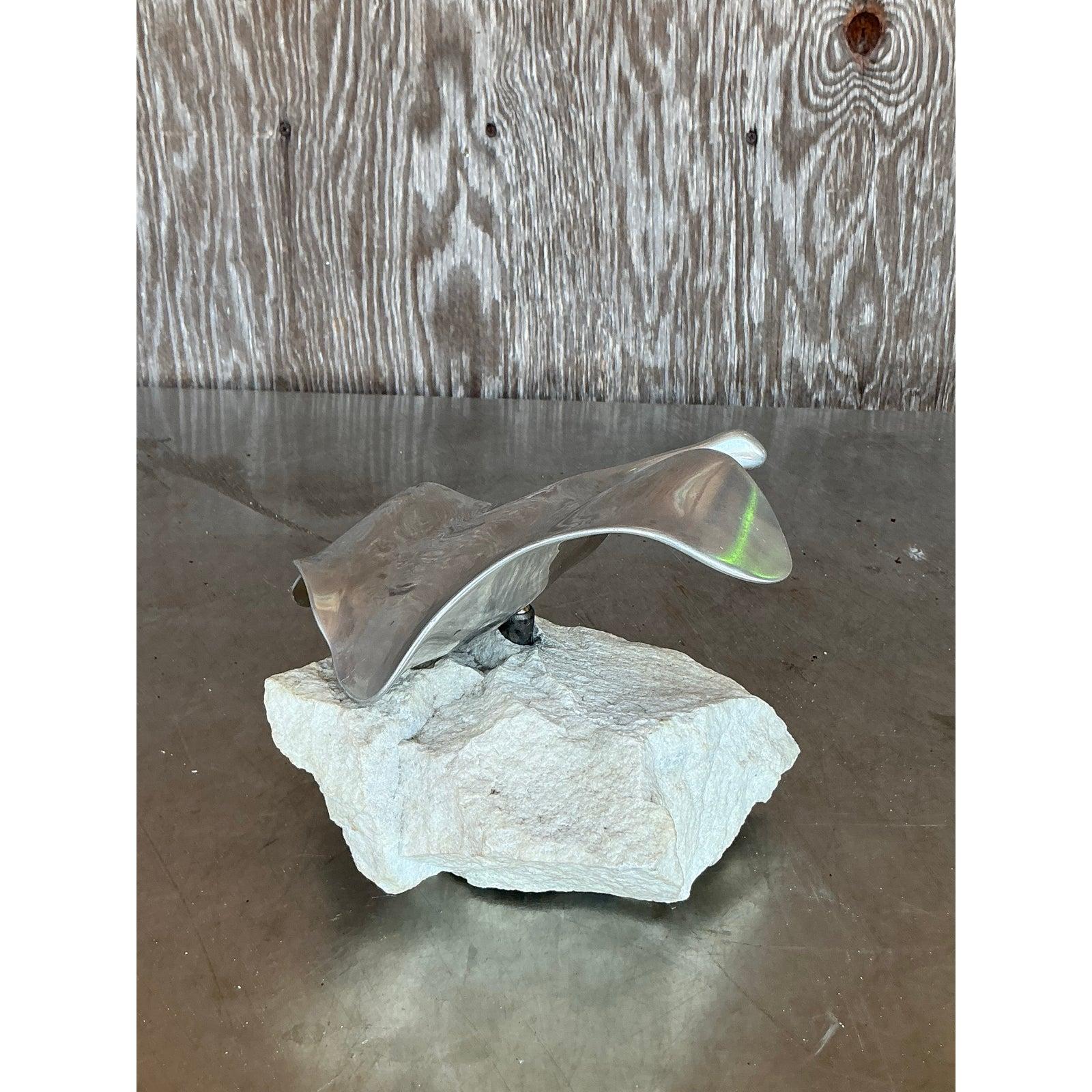 Escultura vintage de raya de metal pulido y piedra en venta 3