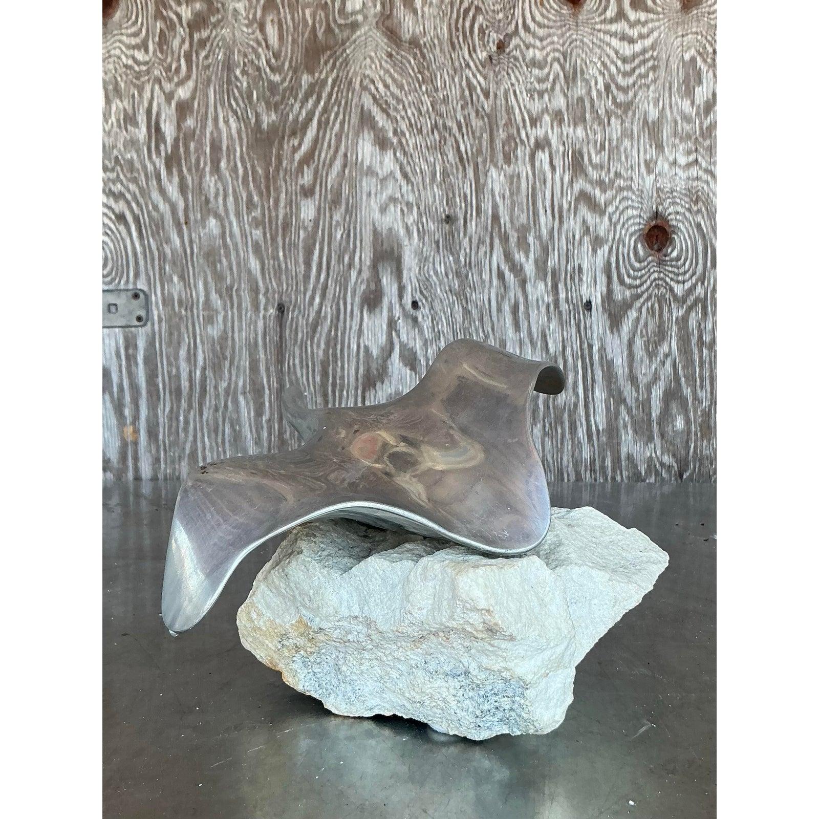 Escultura vintage de raya de metal pulido y piedra Estadounidense en venta