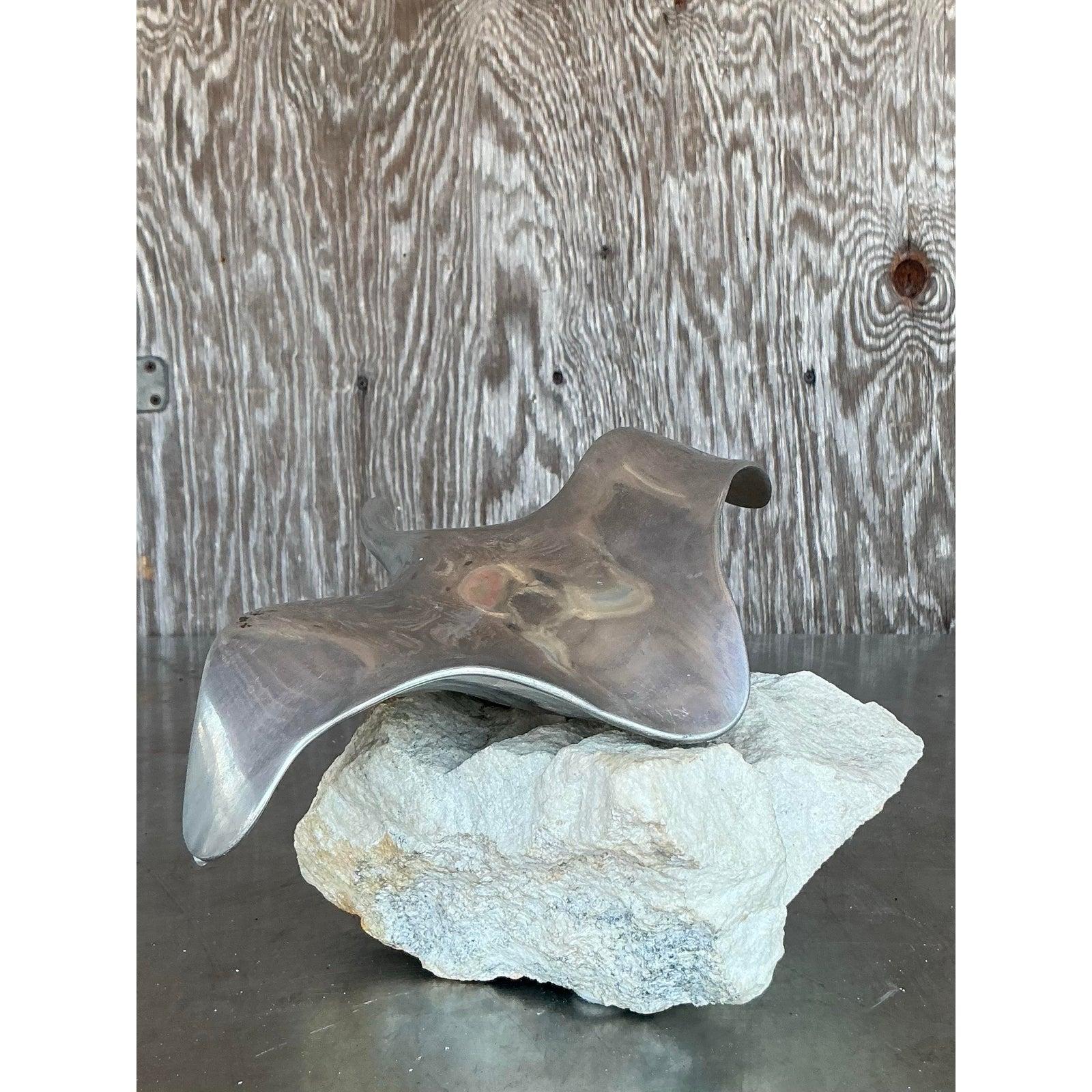 Escultura vintage de raya de metal pulido y piedra siglo XX en venta