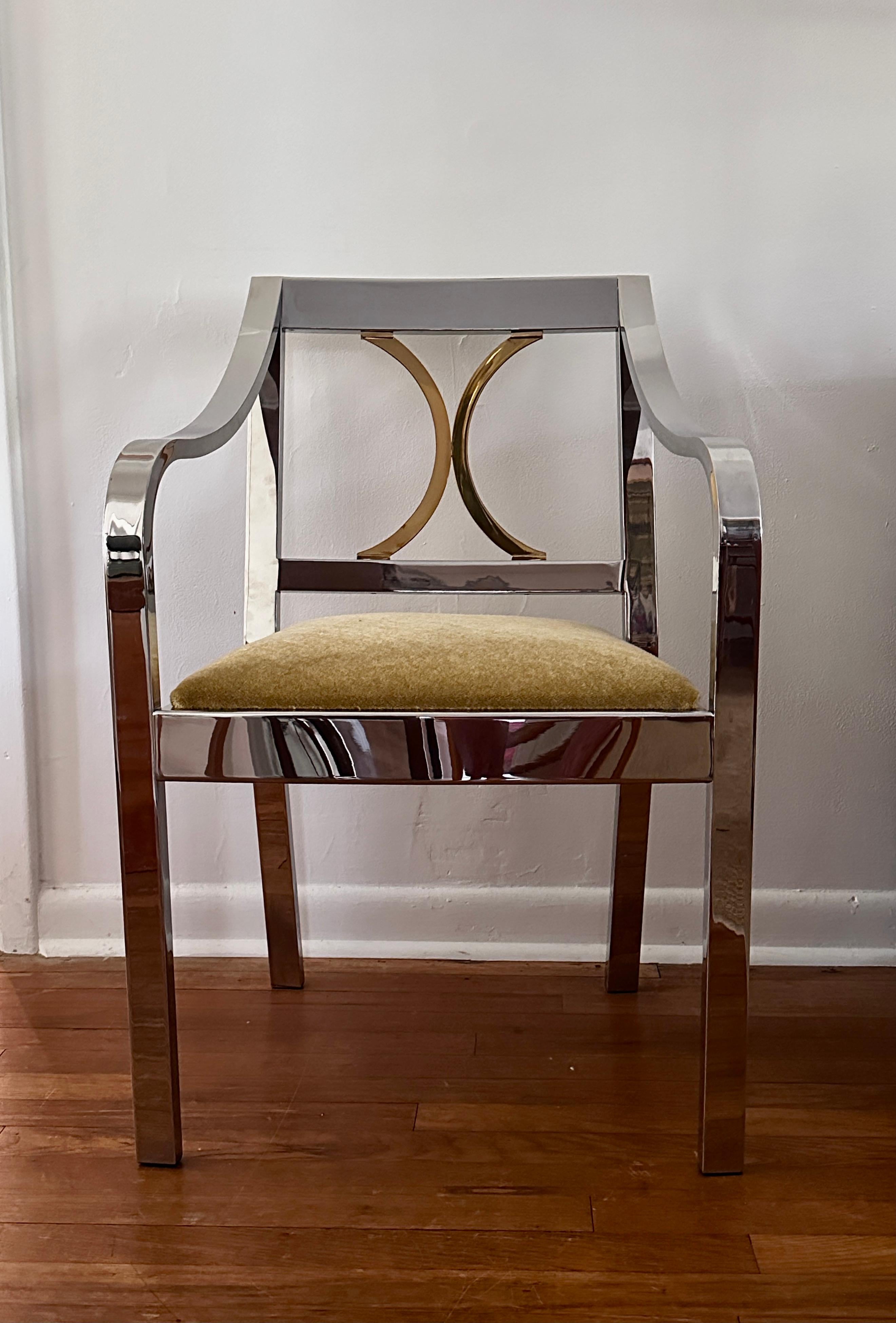 Una bellissima poltrona in acciaio inossidabile e ottone lucido progettata e distribuita da Karl Springer. Karl Springer produceva mobili eleganti di altissima qualità artigianale e materiale. Questa sedia è un'interpretazione moderna e chic dello