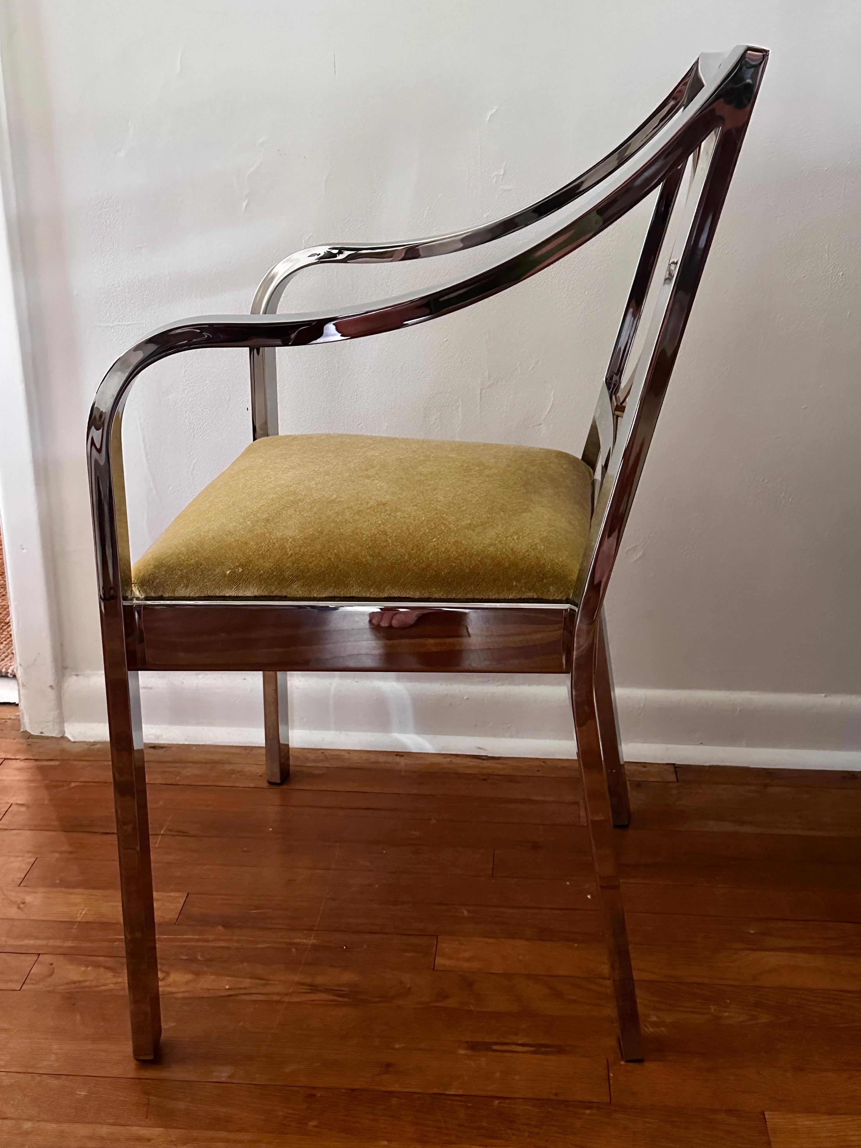 Fine XX secolo Poltrona Regency d'epoca in acciaio e ottone lucidato progettata da Karl Springer in vendita