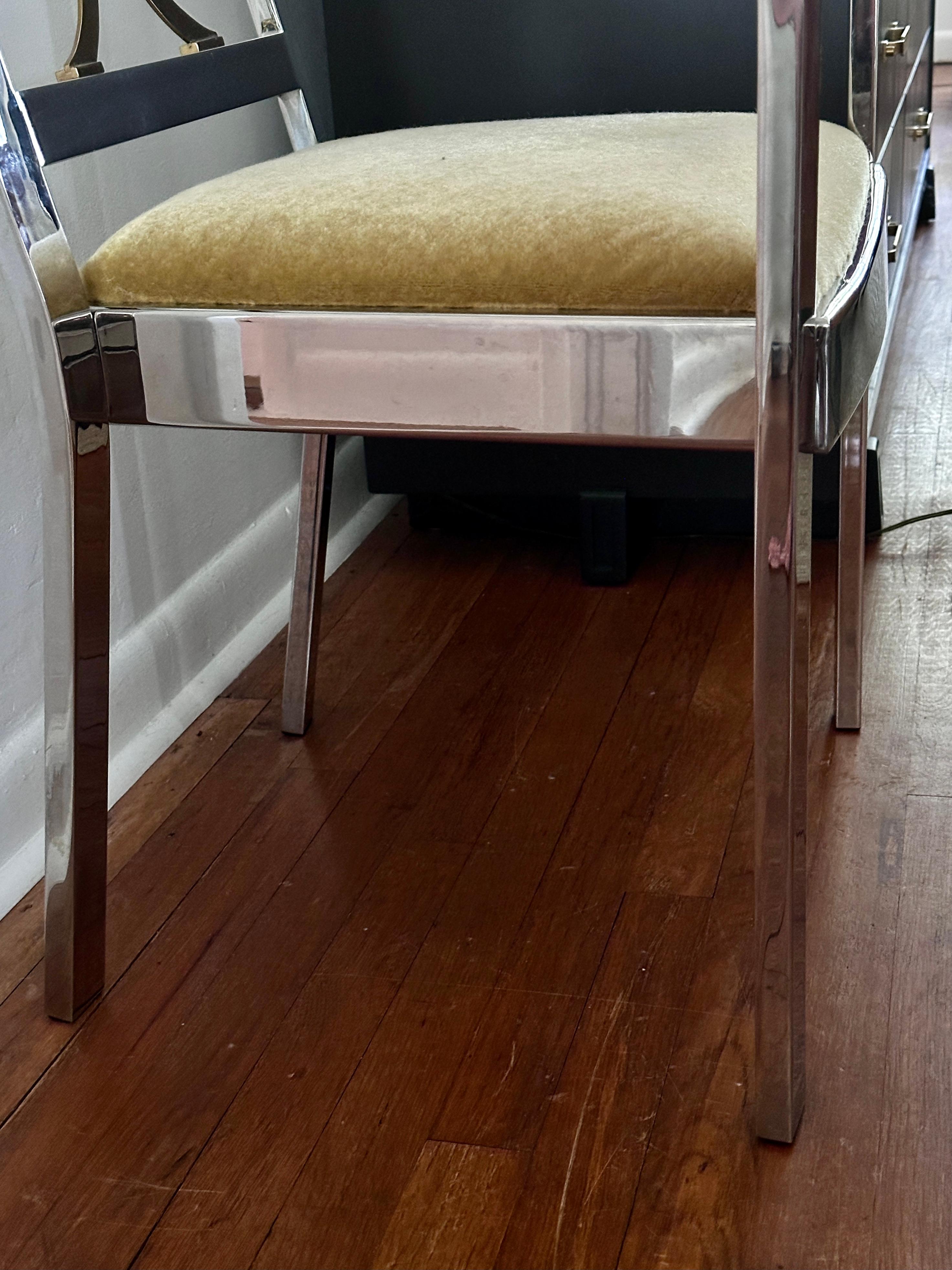 Ottone Poltrona Regency d'epoca in acciaio e ottone lucidato progettata da Karl Springer in vendita