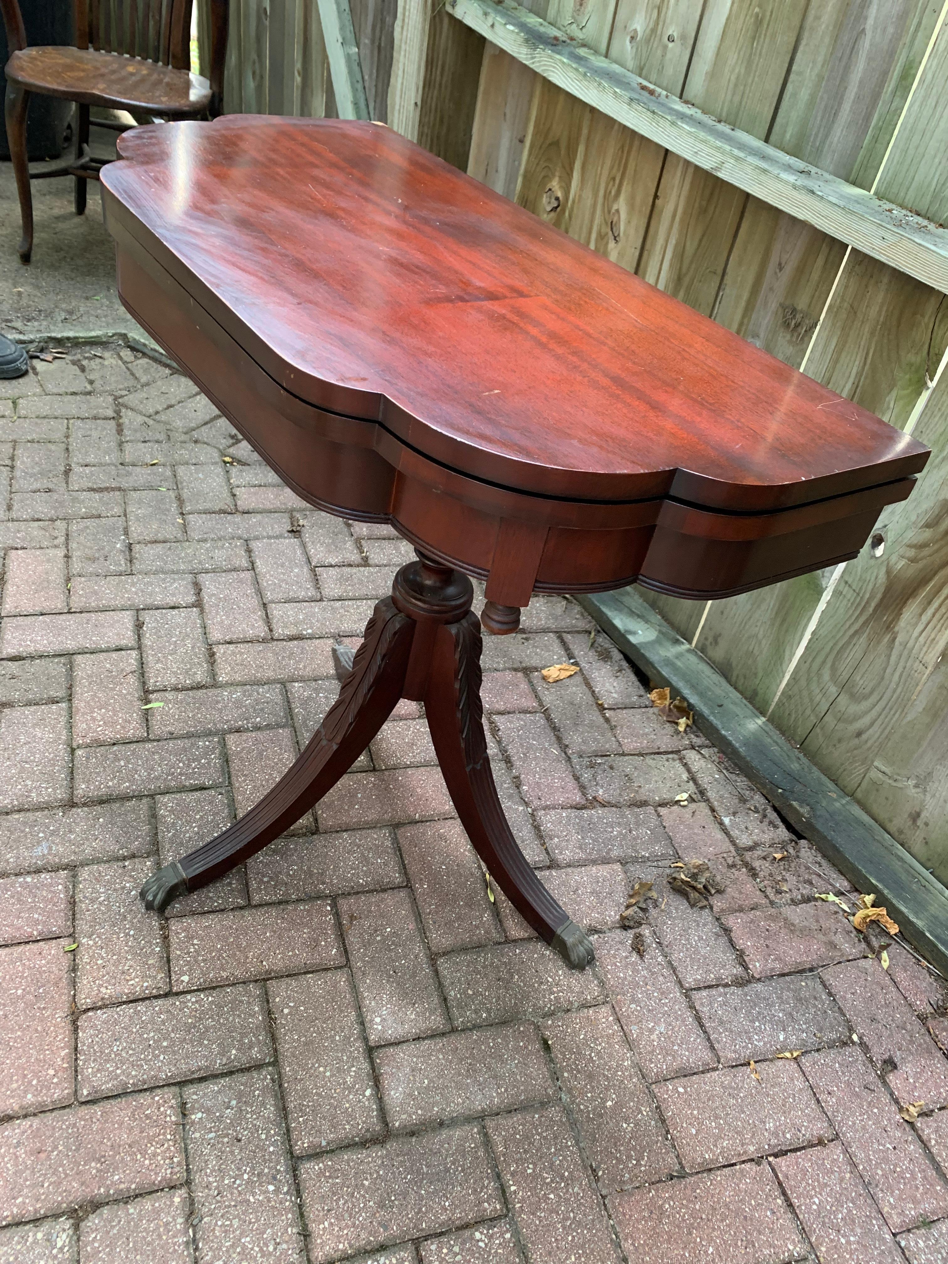 Vintage Polished Wood Drop-Leaf Game or Center Table In Good Condition For Sale In Chicago, IL