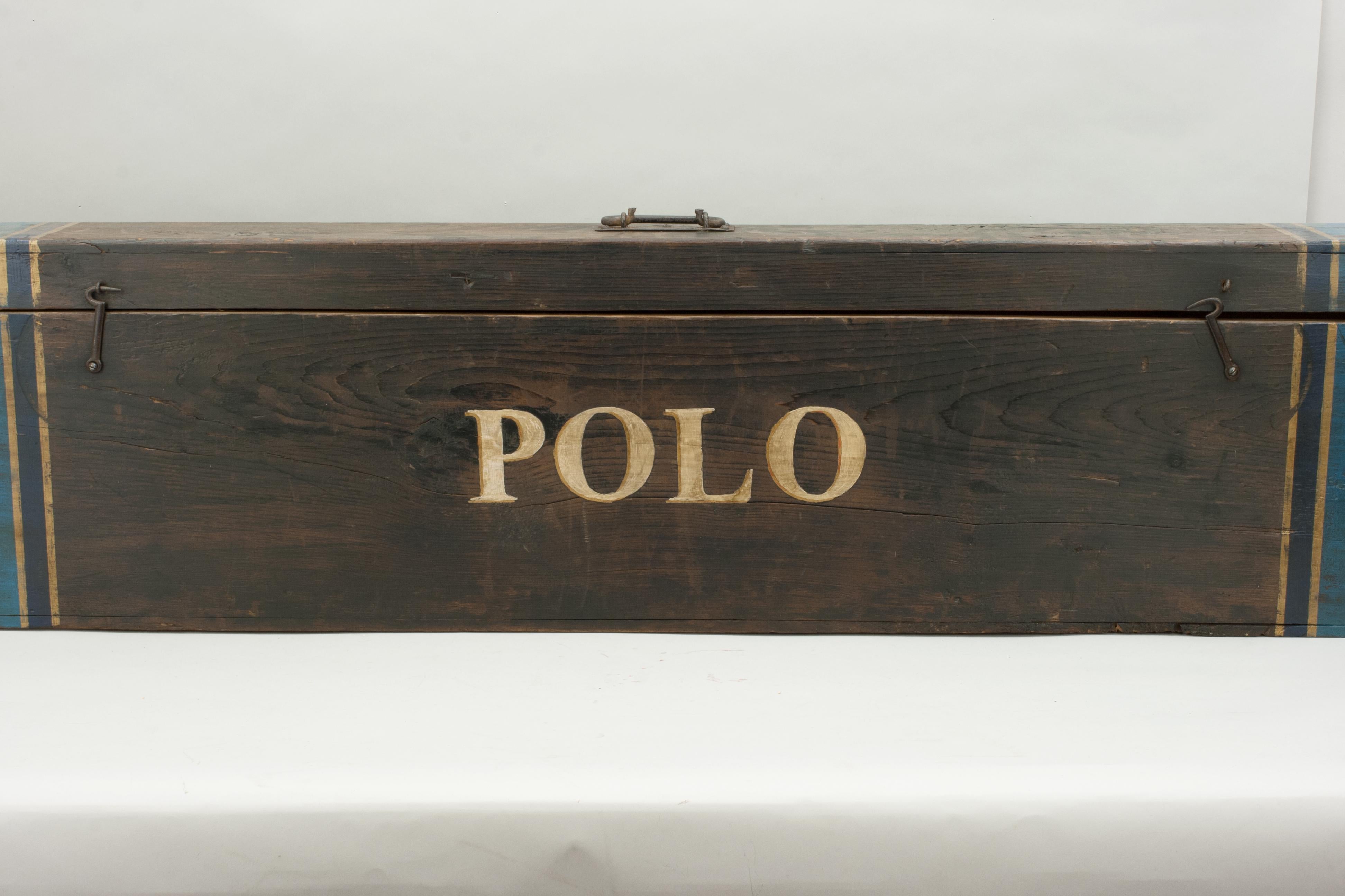 Vintage Polo Mallets in Pine Polo Mallet Travel Box In Good Condition In Oxfordshire, GB