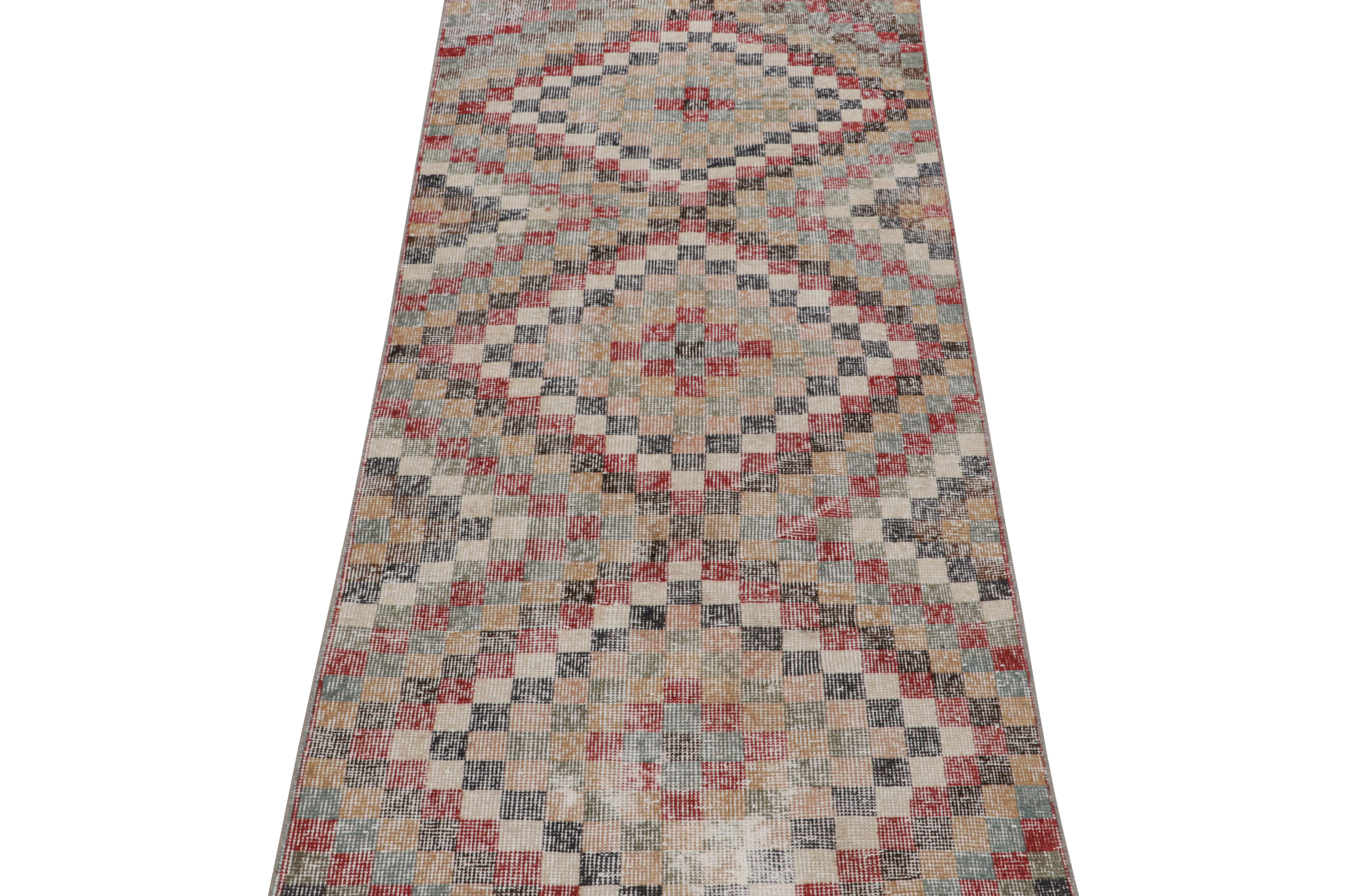 Alfombra de calle policromática vintage con motivos geométricos, de Rug & Kilim Turco en venta