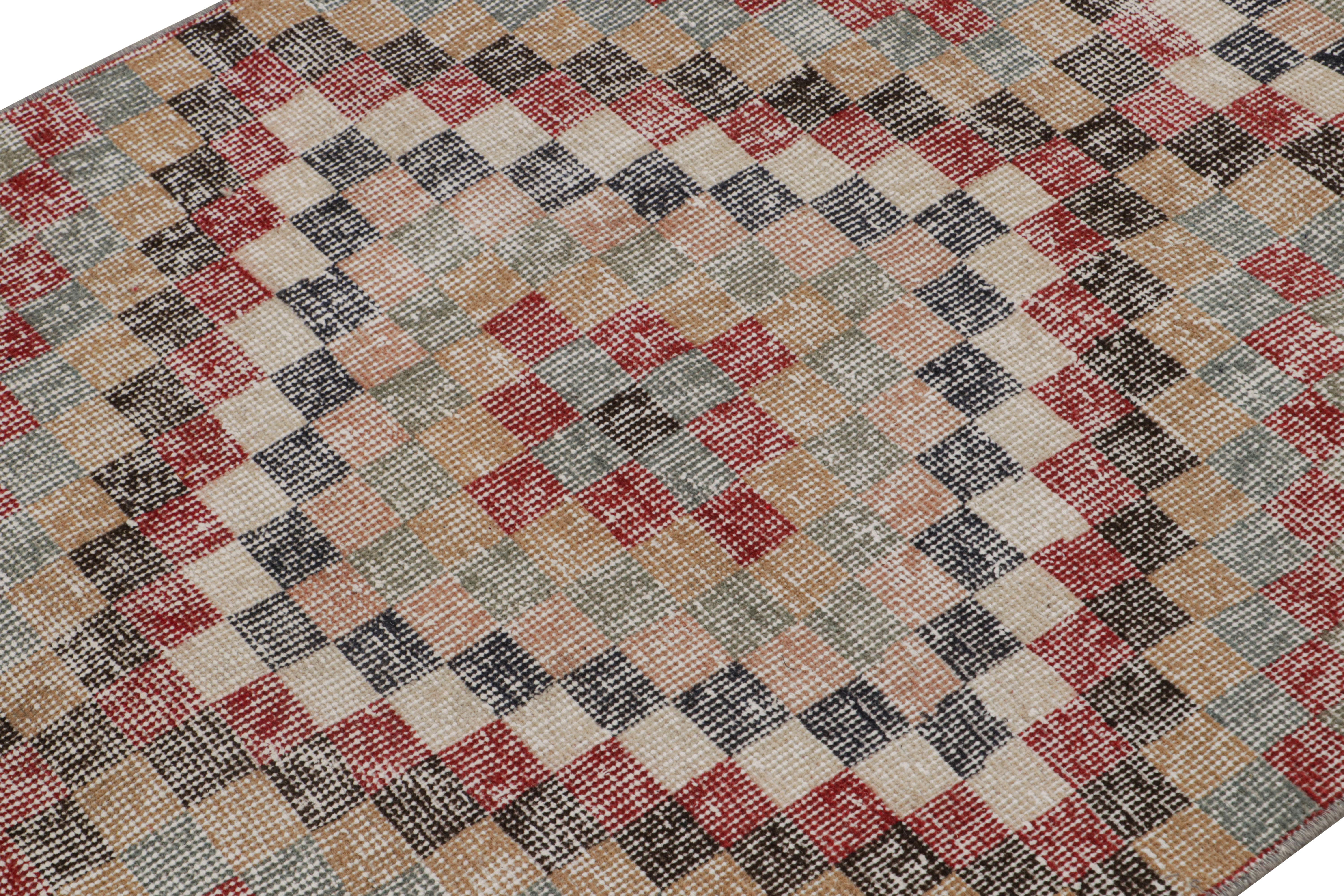 Alfombra de calle policromática vintage con motivos geométricos, de Rug & Kilim Anudado a mano en venta