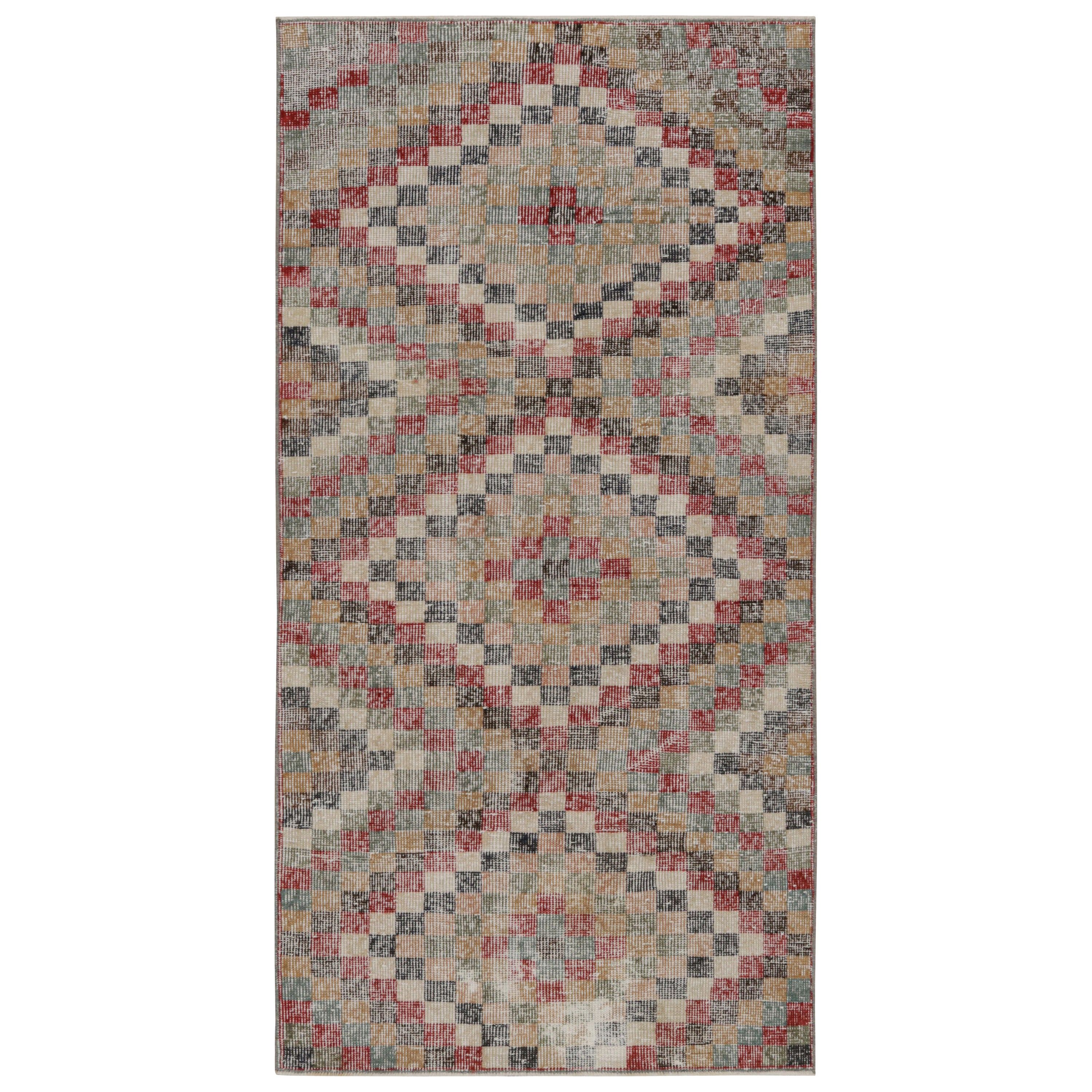 Polychromatischer Vintage-Läufer mit geometrischen Mustern, von Rug & Kilim im Angebot