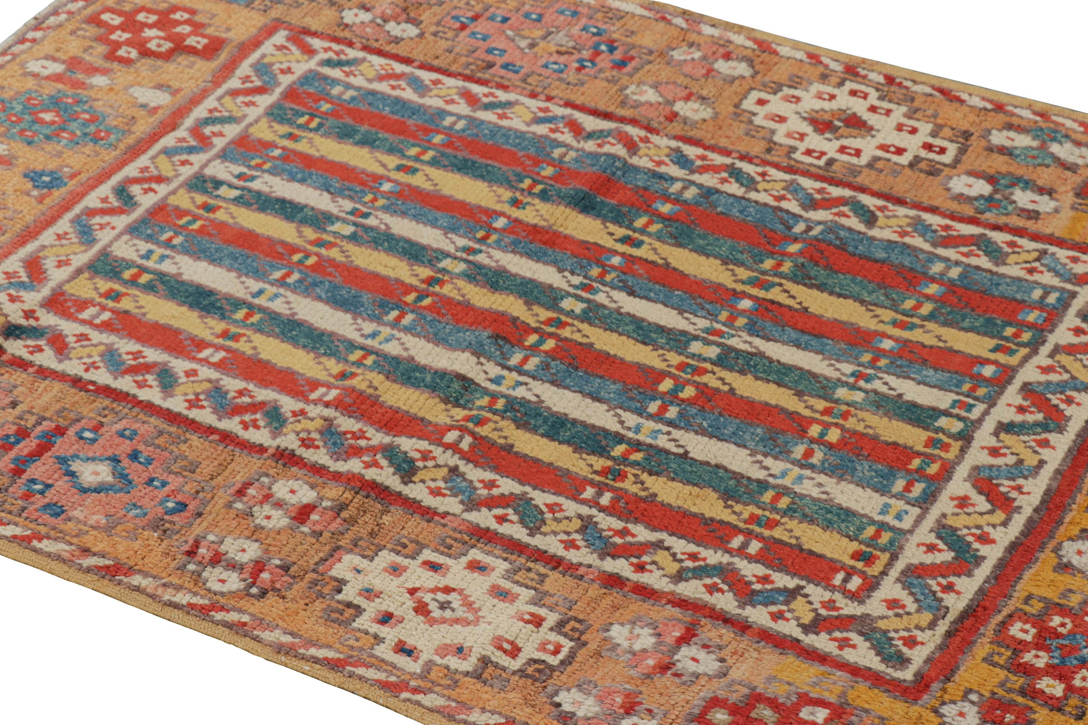 Realizzato in lana annodata a mano intorno al 1950-1960, questo tappeto turco vintage 4x5 è un'entusiasmante novità della collezione Rug & Kilim di tappeti tribali rari e unici della metà del secolo. 

Sul design: 

Gli intenditori e i designer