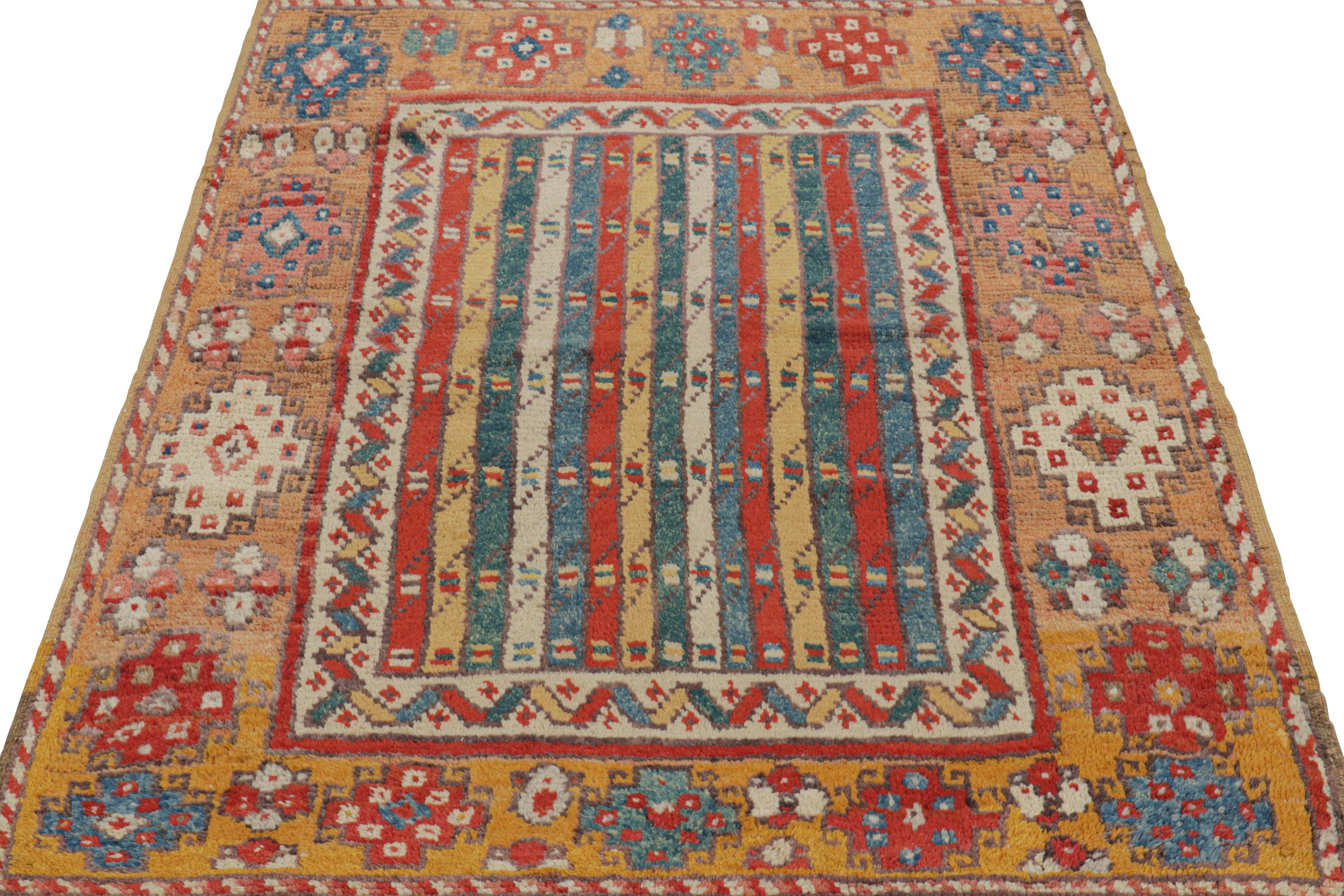 Annodato a mano Tappeto tribale policromatico vintage con motivi geometrici  Rug & Kilim in vendita