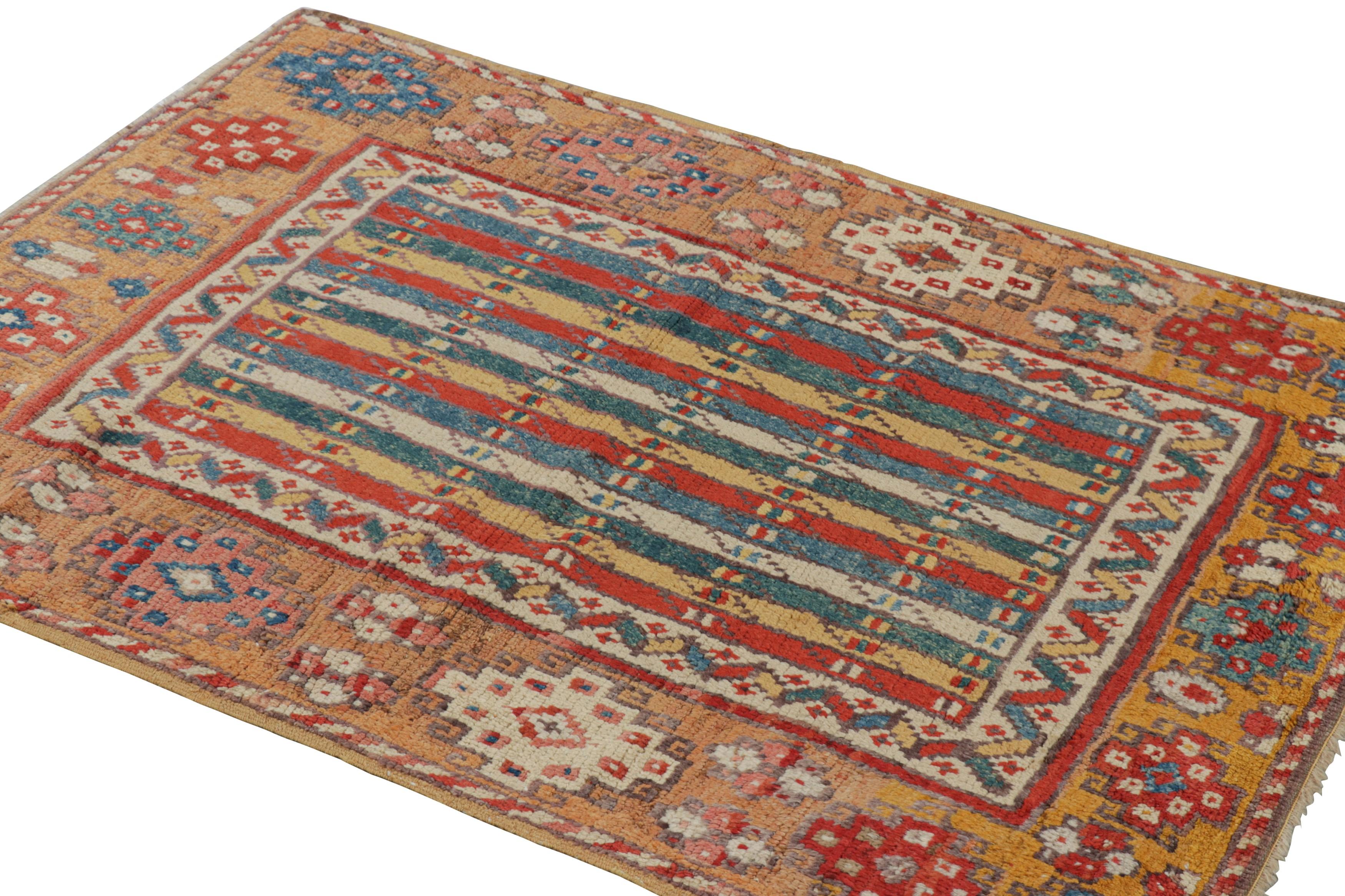 Tappeto tribale policromatico vintage con motivi geometrici  Rug & Kilim In condizioni buone in vendita a Long Island City, NY