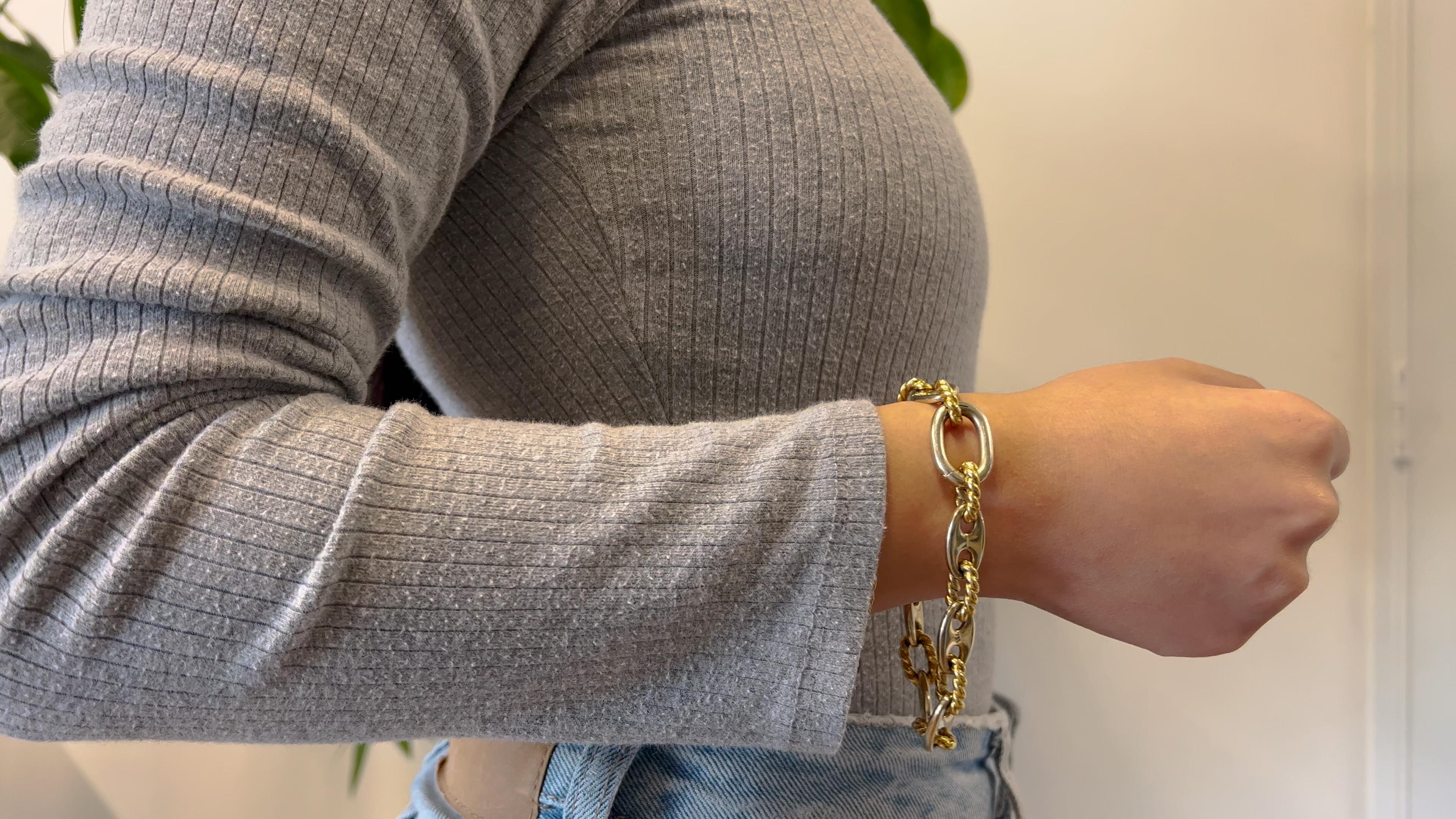 Ein Vintage Pomellato 18k Gold zwei Tone Marin's Link Armband. Gefertigt aus 18 Karat Gold, mit Gliedern aus Weißgold und gedrehten ovalen Gliedern aus Gelbgold, signiert Pomellato mit italienischen Punzierungen. Circa 1990. Das Armband misst 8 Zoll