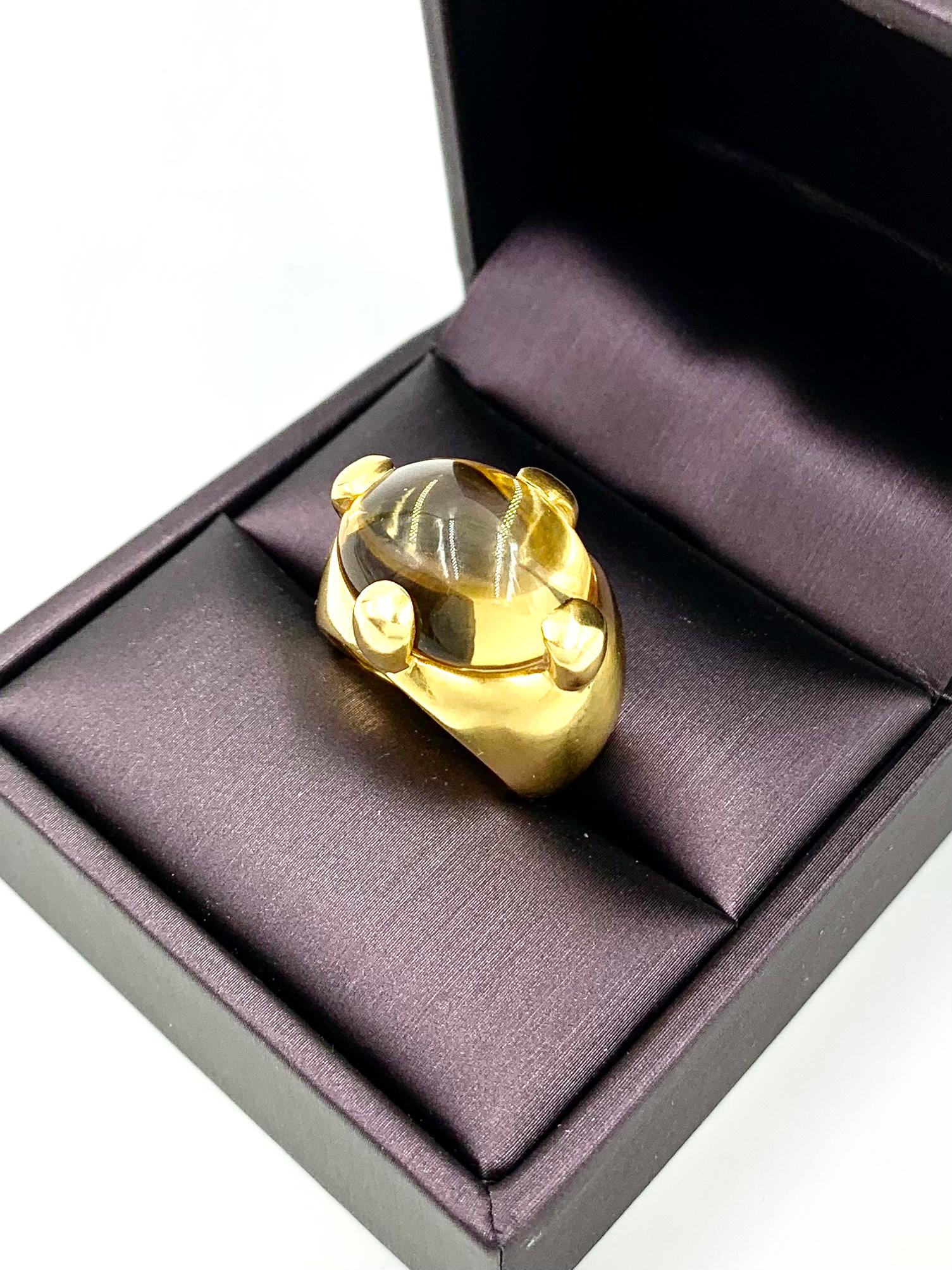 Vintage Pomellato 9,5 Quilates Cabujón Citrino Anillo Griffe Oro Amarillo 18K Moderno en venta