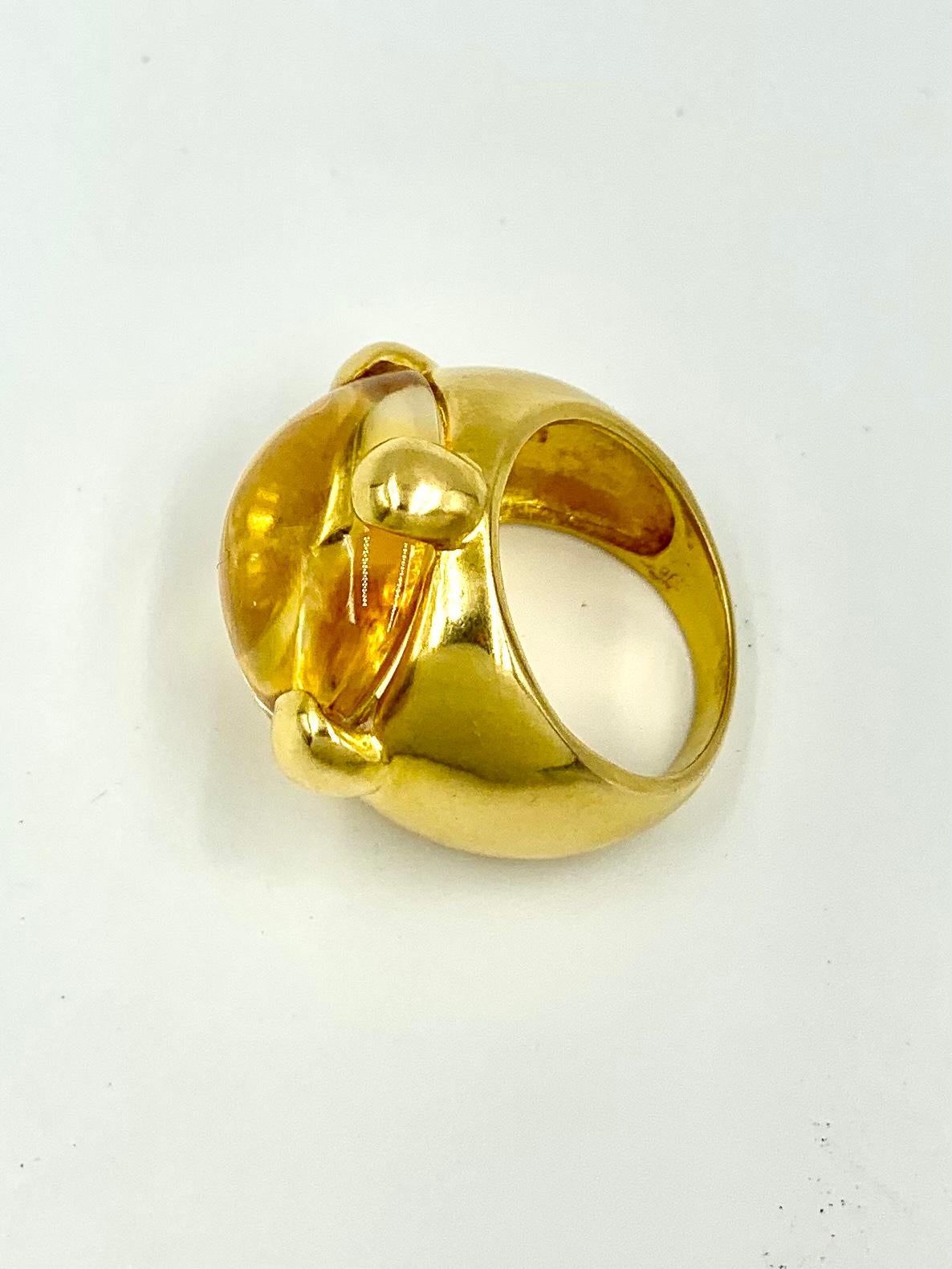 Women's or Men's Vintage Pomellato 9.5 Carat Cabochon Citrine 18K Yellow Gold Griffe Ring For Sale