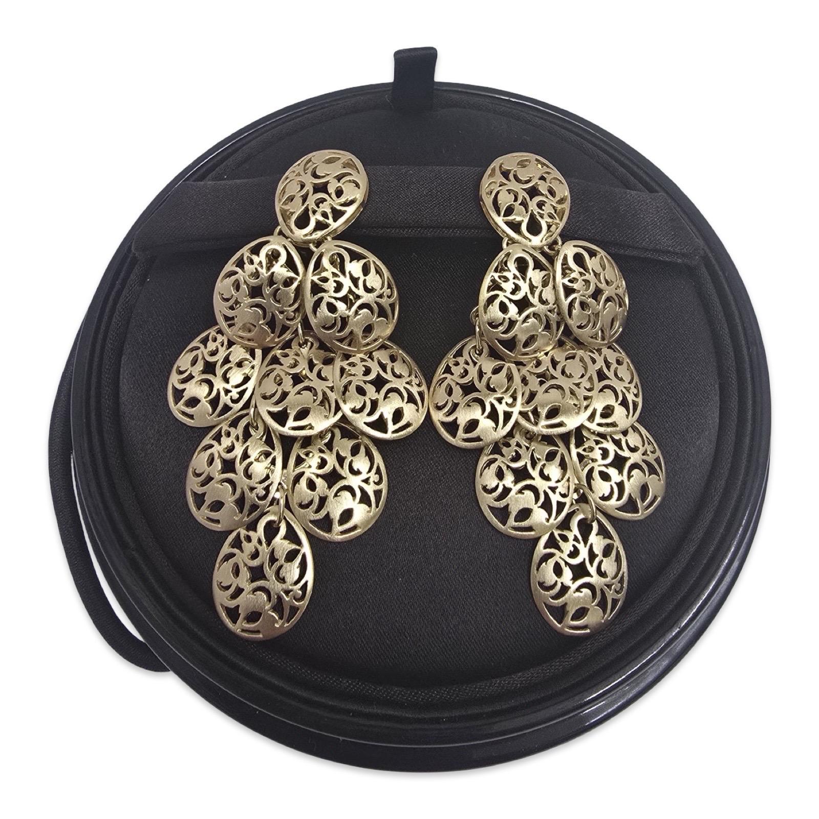 Realizzati in ricco oro giallo 18 carati, questi orecchini lampadario vintage di Pomellato mostrano i motivi arabescati traforati, scultorei e fluidi tipici della Maison. Progettati con elementi d'oro articolati a cascata, si muovono