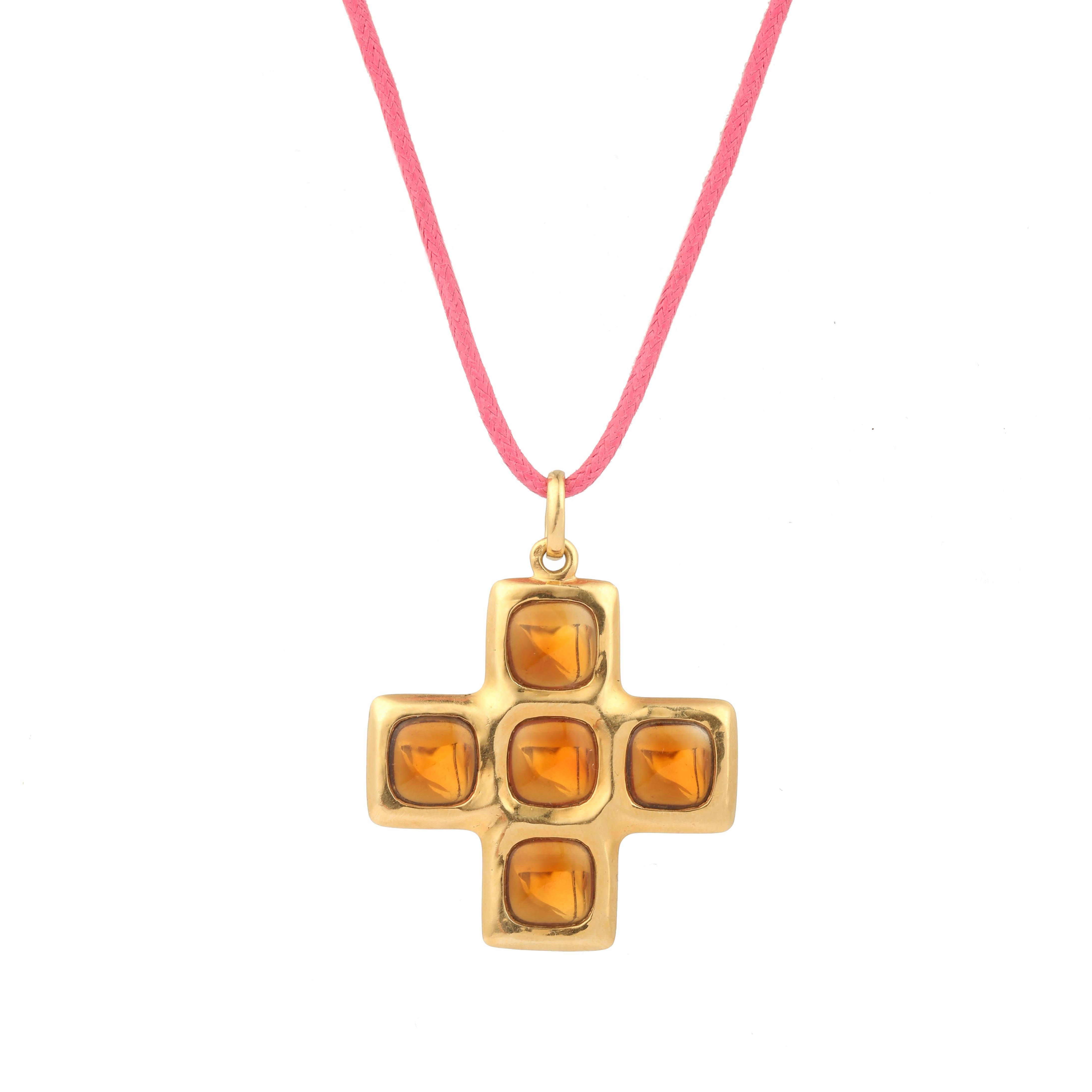 Pendant signed Pomellato featuring a cross with 4 branches of equal length and set with 5 citrine cabochons.

Total estimated citrine weight: 15 carats

Dimensions: 41 x 41 x 4.74 mm (1.614 x 1.614 x 1.686 inches)

Pendant weight: 24.5 g

18-carat
