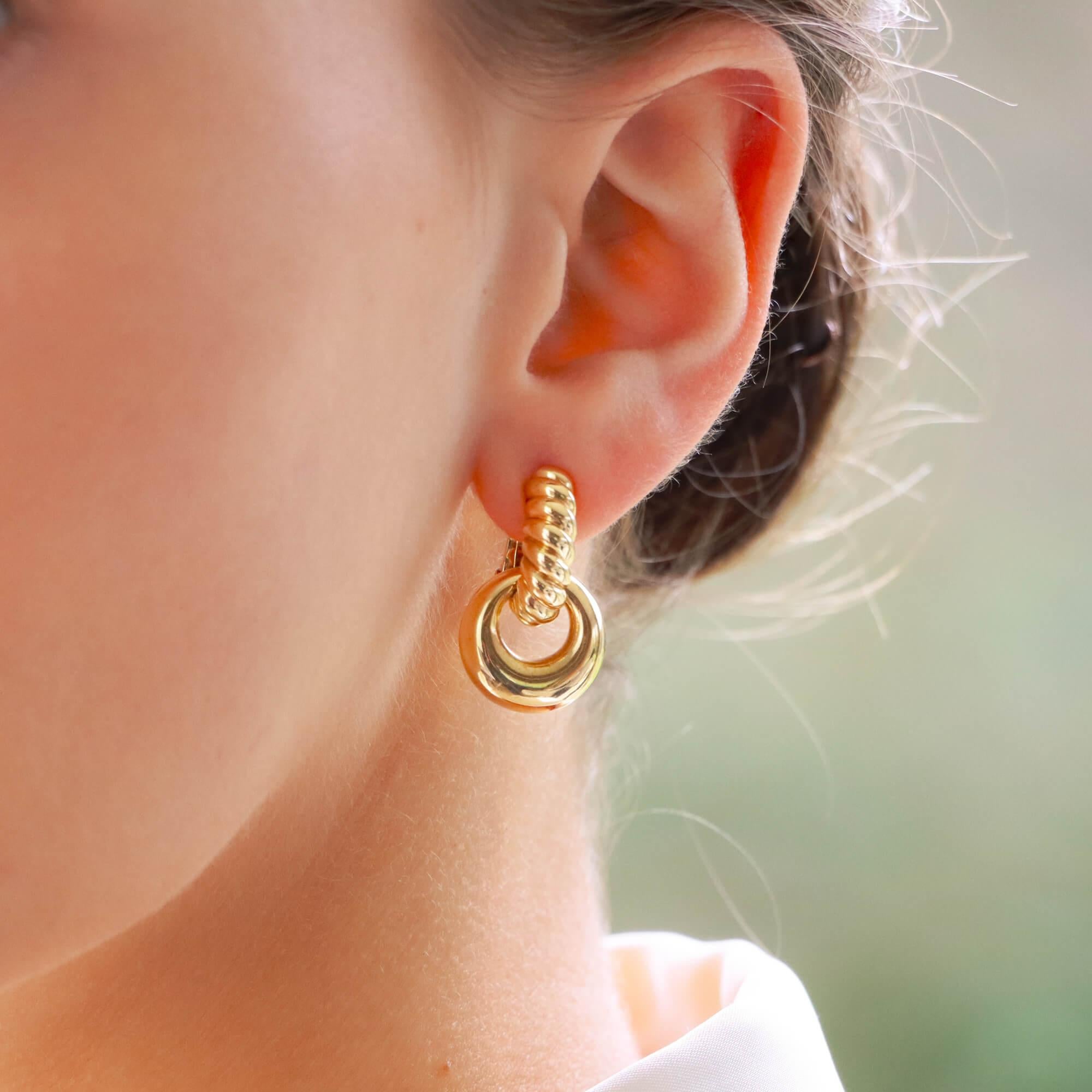 A stylish vintage pair of Pomellato convertible twisted hoop earrings set in 18k yellow gold.

These fabulous earrings are firstly composed of a chunky round twisted hoop. Suspending from the hoop is a detachable polish yellow gold drop which freely