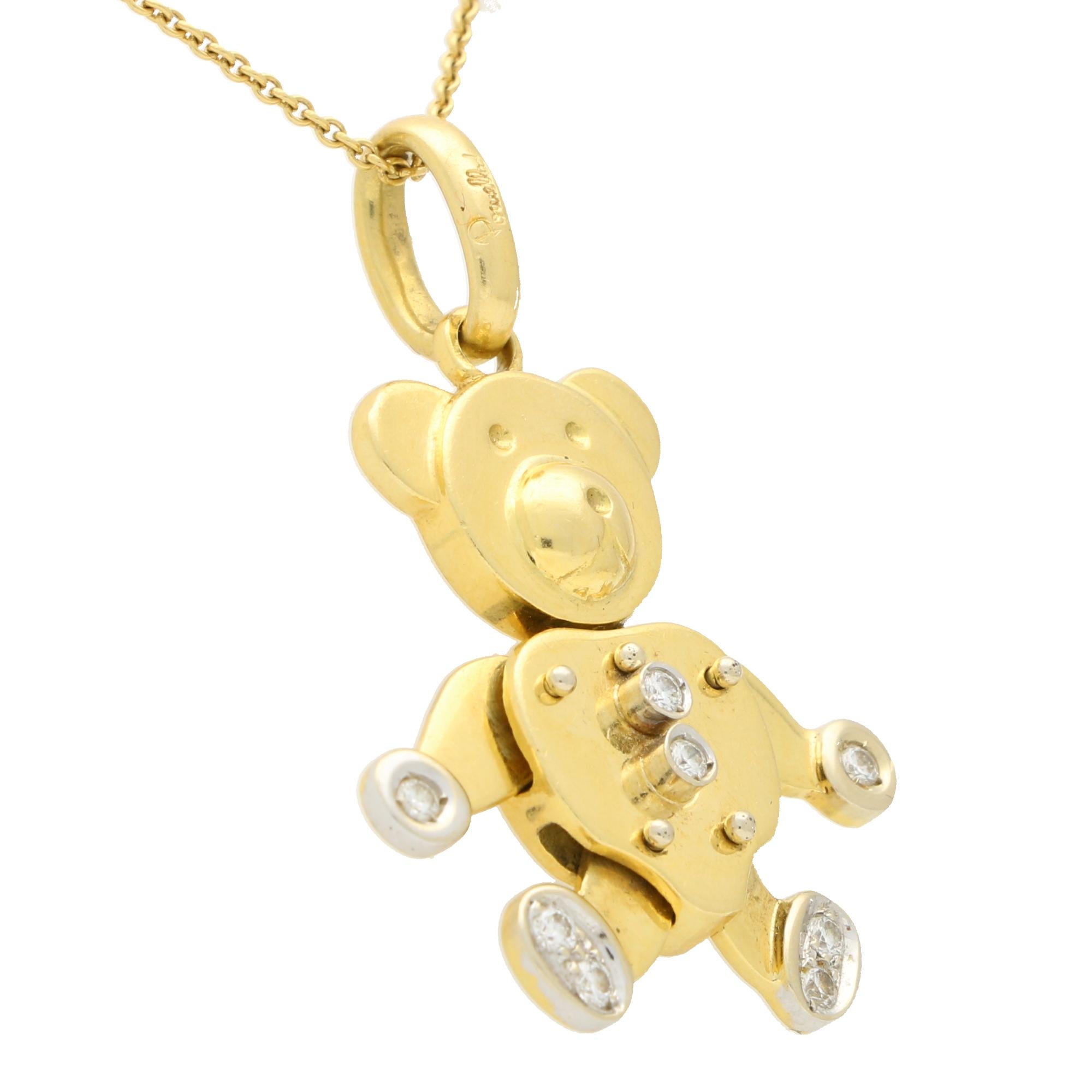 Ein entzückender Teddybär-Anhänger aus 18 Karat Gelbgold mit Diamanten von Pomellato. 

Der Anhänger stellt einen sitzenden Teddybären dar, der mit runden Diamanten im Brillantschliff besetzt ist. Die Arme und Beine des Teddys sind beweglich, das